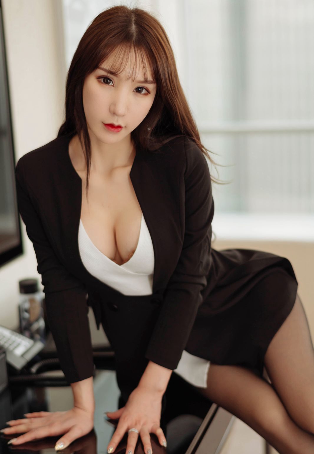 周于希Sandy制服诱惑性感撅臀进入白嫩露乳写真