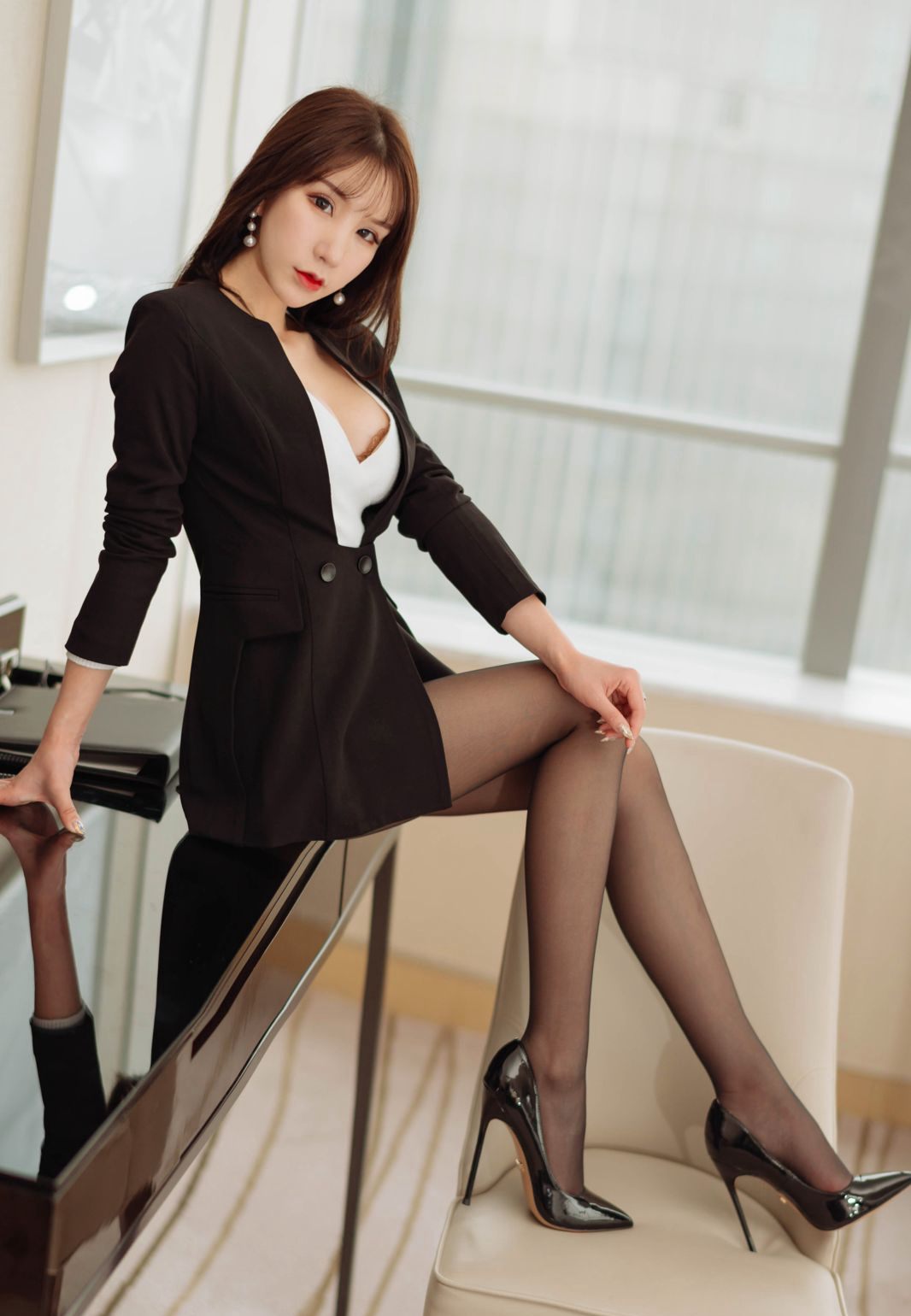 周于希桑迪制服誘惑性感翹臀進入白嫩露乳寫真