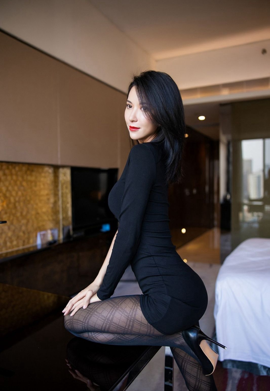 キャリーの女神、完璧な大胸、性感的な内衣、美少婦の黒ストッキングの美脚、妖艶な写真
