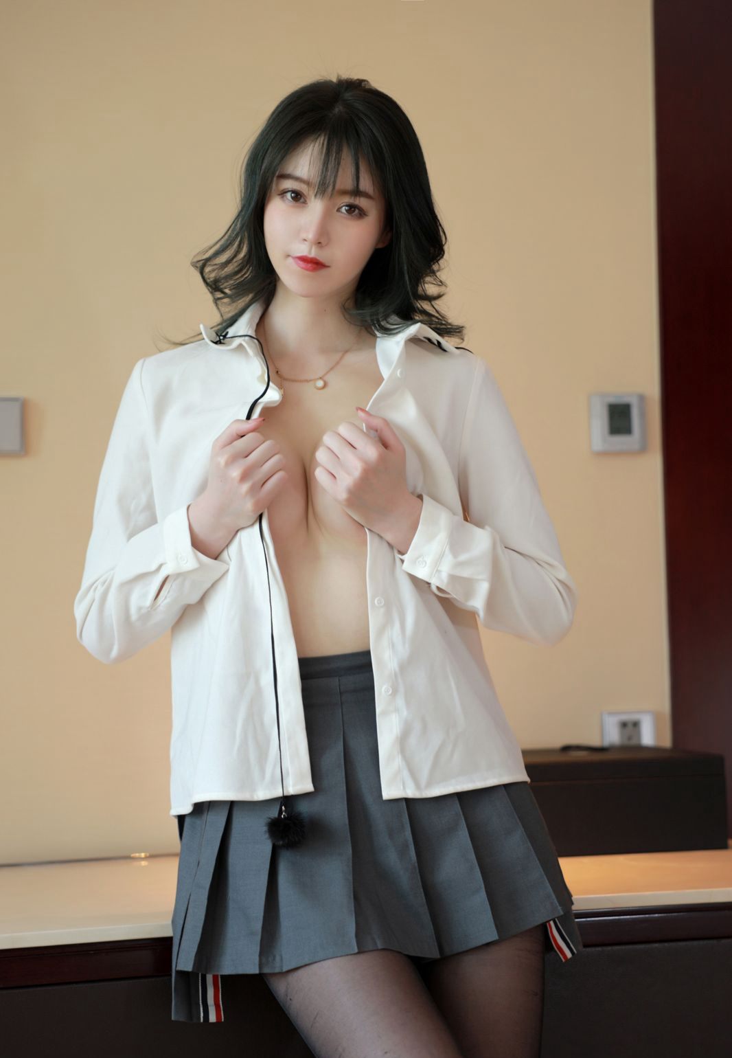 섹시한 학생복 블랙 스톡킹 아름다운 다리 하얀 피부 유혹적인 침대 위 예쁜 발 사진집