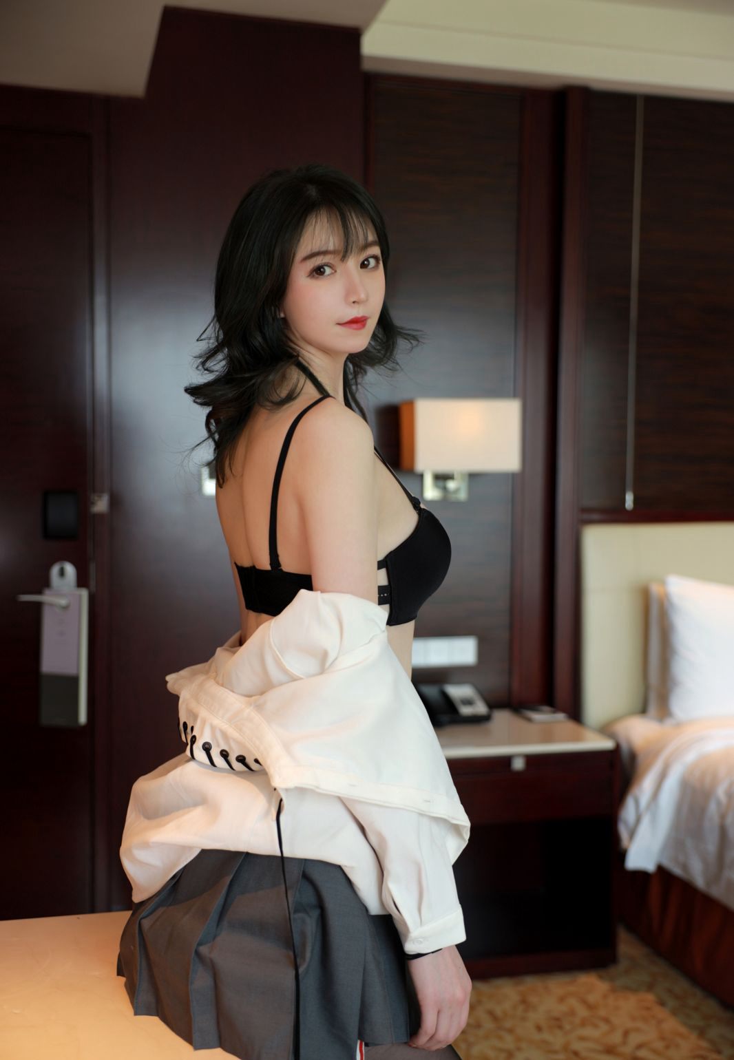 섹시한 학생복 블랙 스톡킹 아름다운 다리 하얀 피부 유혹적인 침대 위 예쁜 발 사진집
