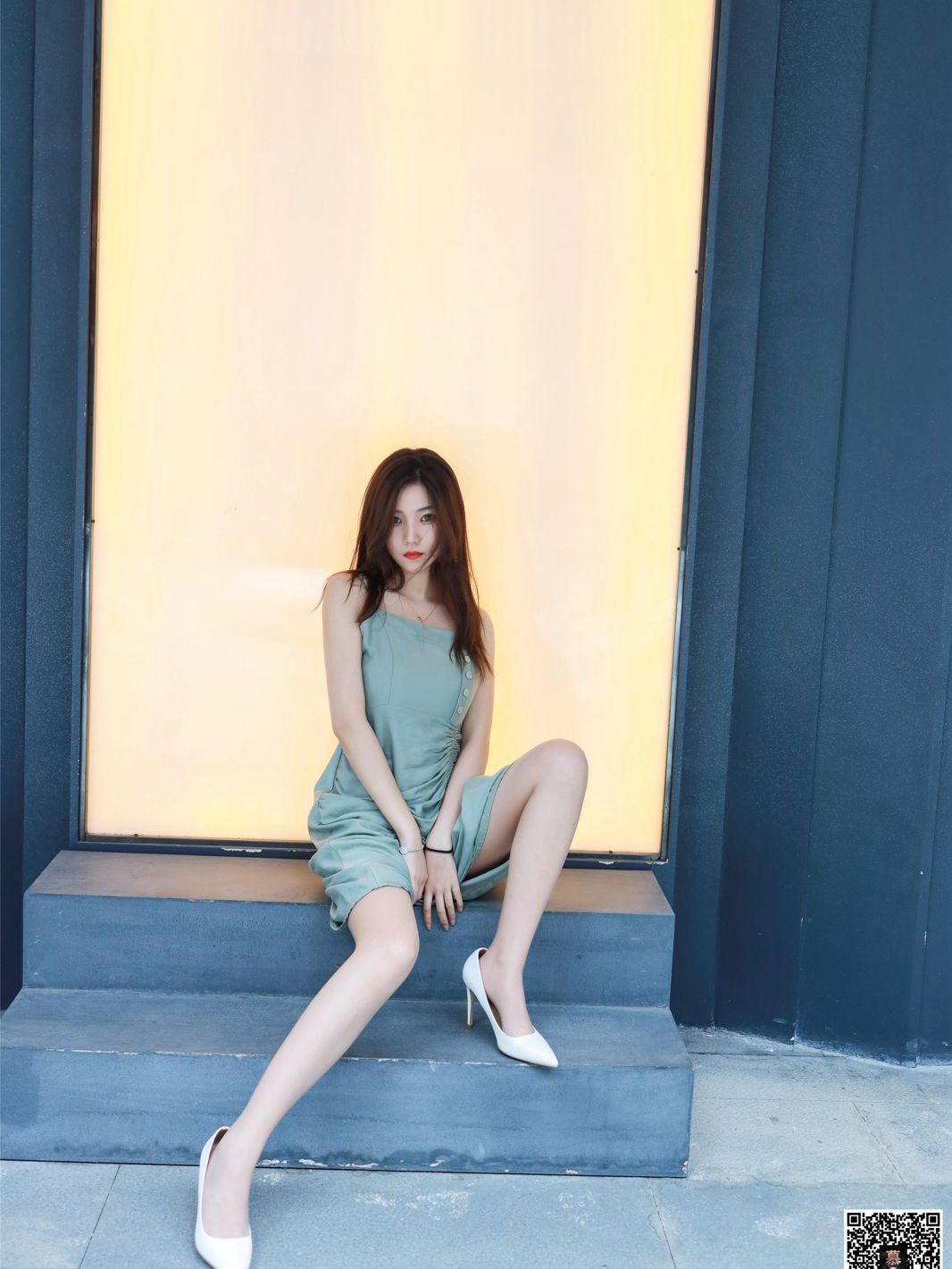 สาวบริสุทธิ์ในถุงน่อง ขาเรียวสวย สาวสวย ถ่ายนอกสถานที่ ชุดเดรส ผิวขาวเซ็กซี่ ภาพถ่าย