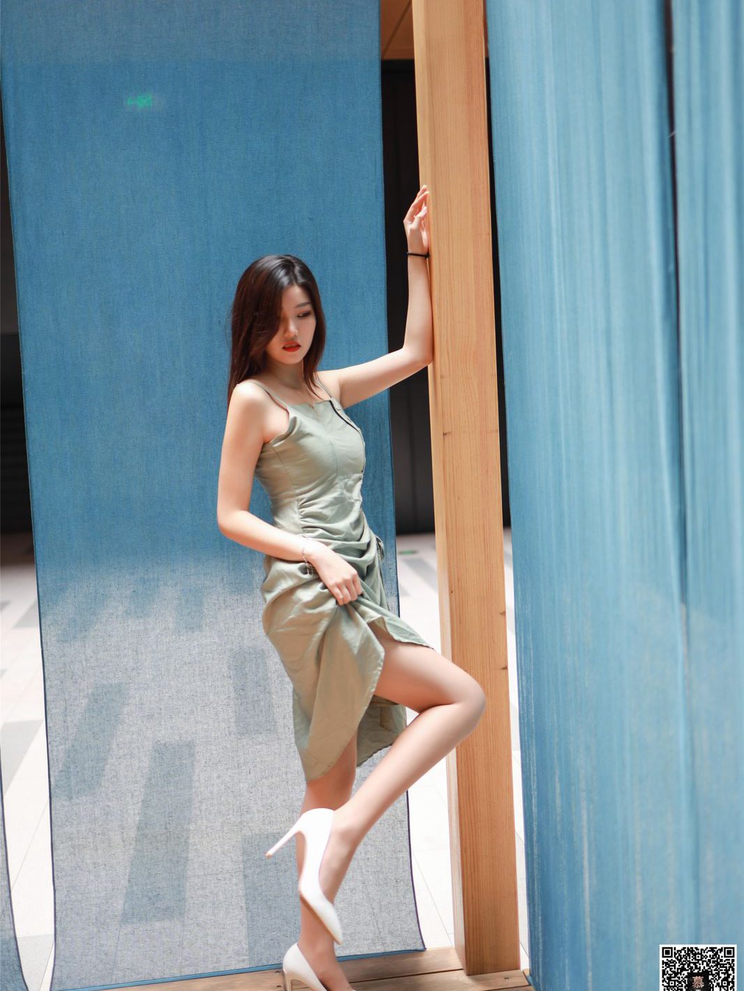 สาวบริสุทธิ์ในถุงน่อง ขาเรียวสวย สาวสวย ถ่ายนอกสถานที่ ชุดเดรส ผิวขาวเซ็กซี่ ภาพถ่าย
