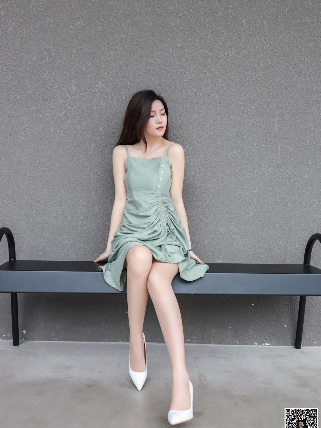 Ảnh chân dung gợi cảm của mỹ nữ ngây thơ với tất nylon, chân đẹp, chụp ngoài trời trong váy liền, da trắng mịn.