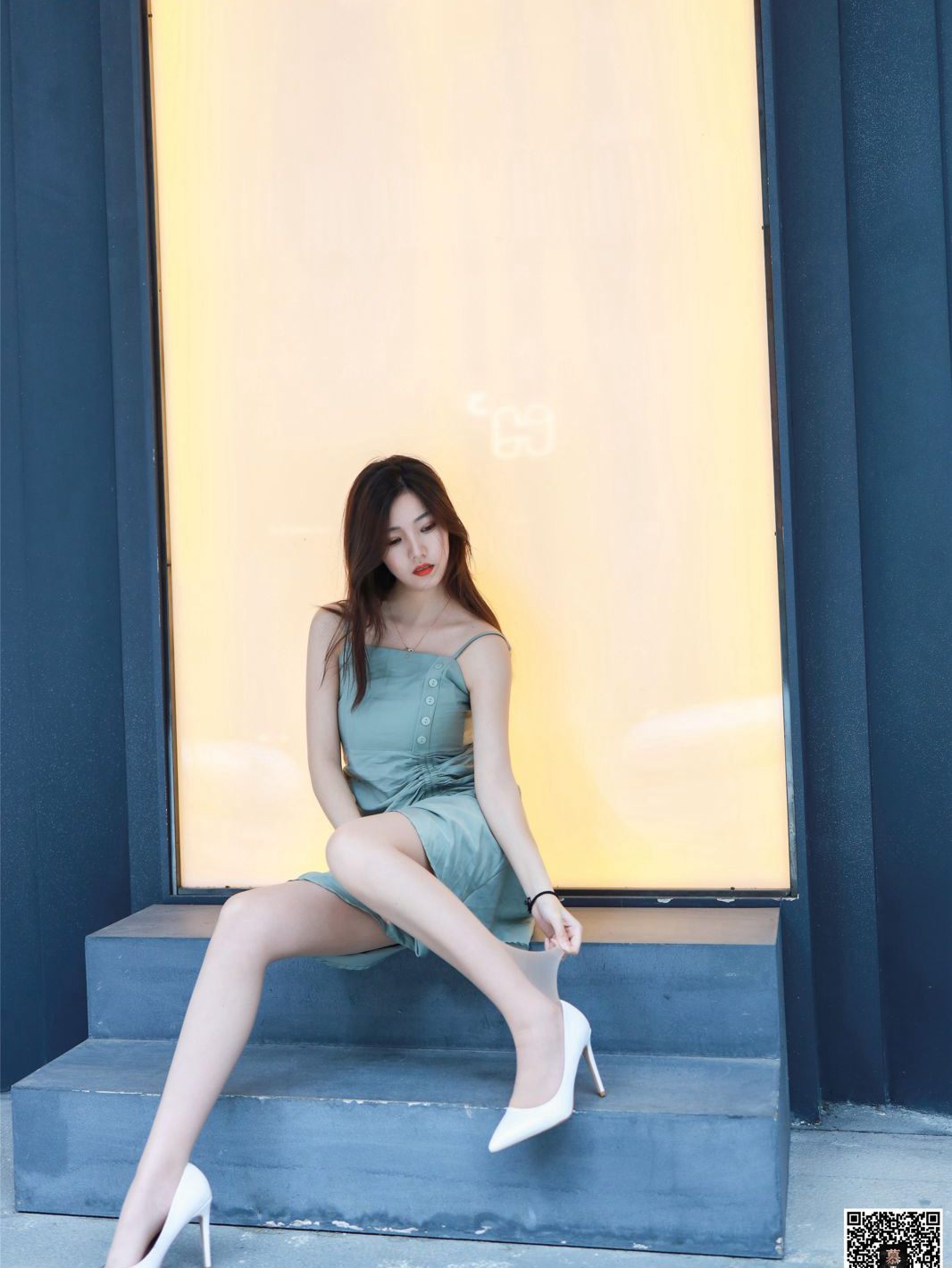 Ảnh chân dung gợi cảm của mỹ nữ ngây thơ với tất nylon, chân đẹp, chụp ngoài trời trong váy liền, da trắng mịn.