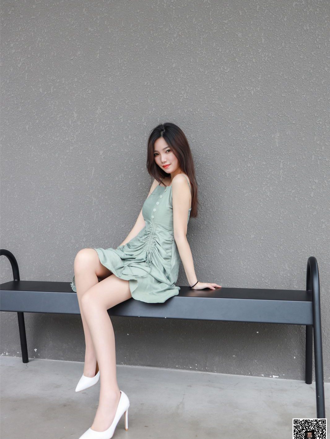 Ảnh chân dung gợi cảm của mỹ nữ ngây thơ với tất nylon, chân đẹp, chụp ngoài trời trong váy liền, da trắng mịn.