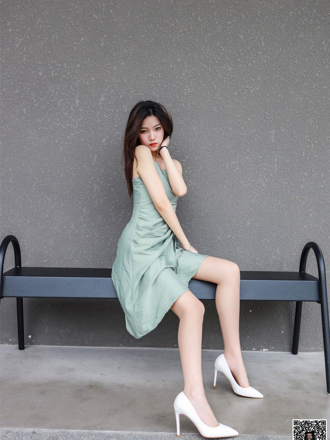 Ảnh chân dung gợi cảm của mỹ nữ ngây thơ với tất nylon, chân đẹp, chụp ngoài trời trong váy liền, da trắng mịn.