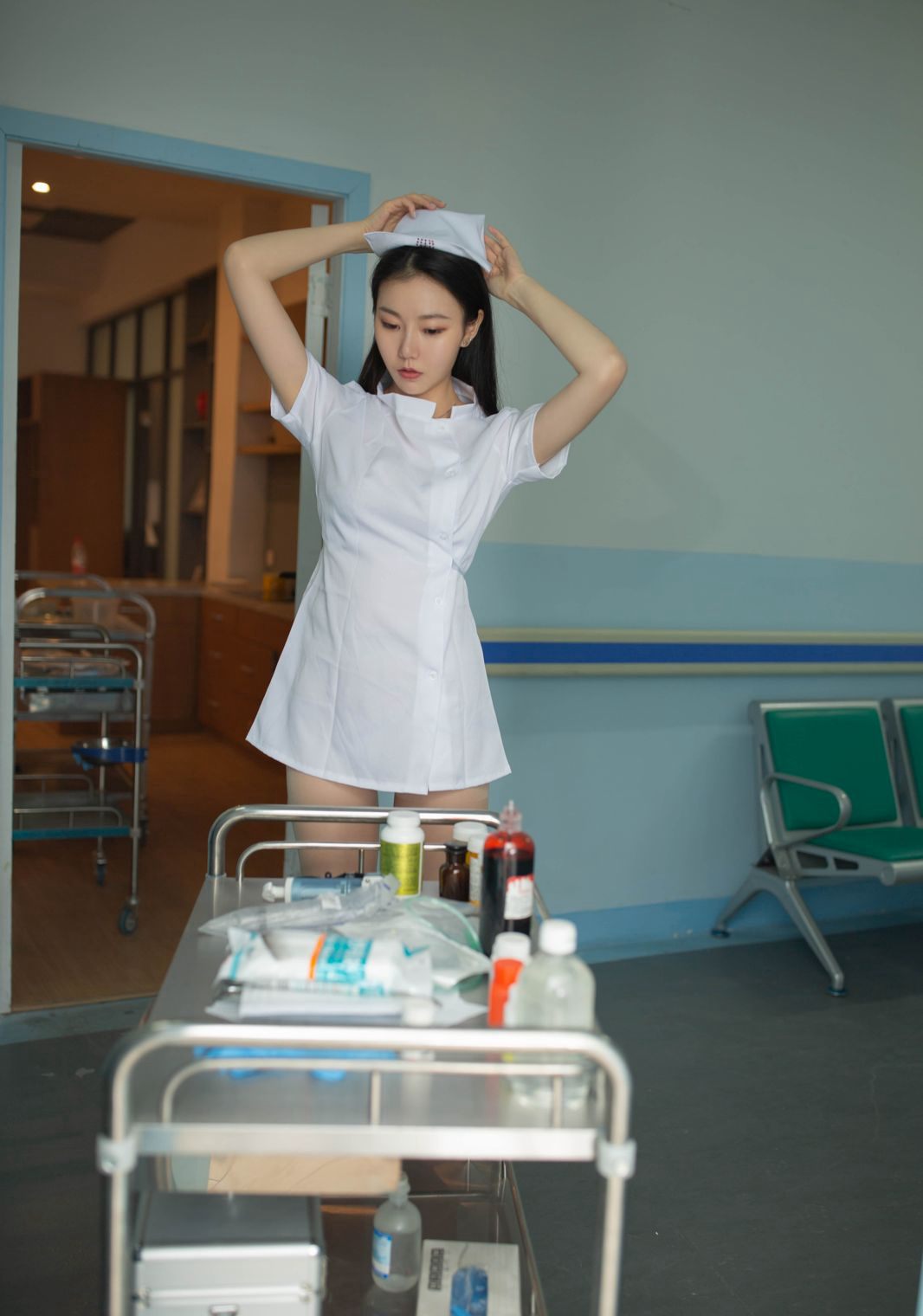 Y tá cực phẩm mỹ nữ da trắng đồng phục quyến rũ cởi tất chân ngọc gợi cảm