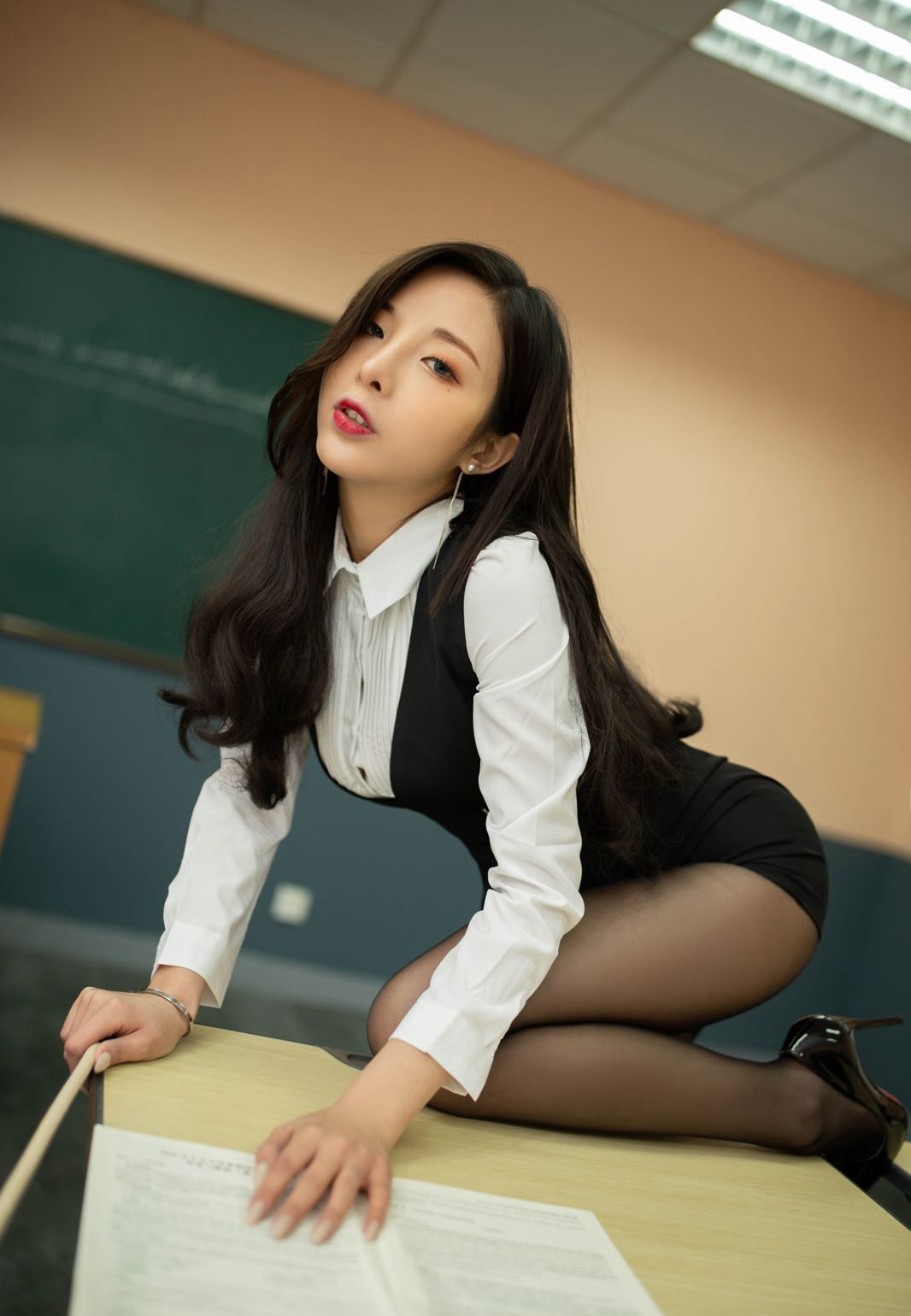 Chen Xiaomiao Premium Black Silk Beautiful Legs Perky Buttocks Flirtatious Poses High Heels Photoshoot