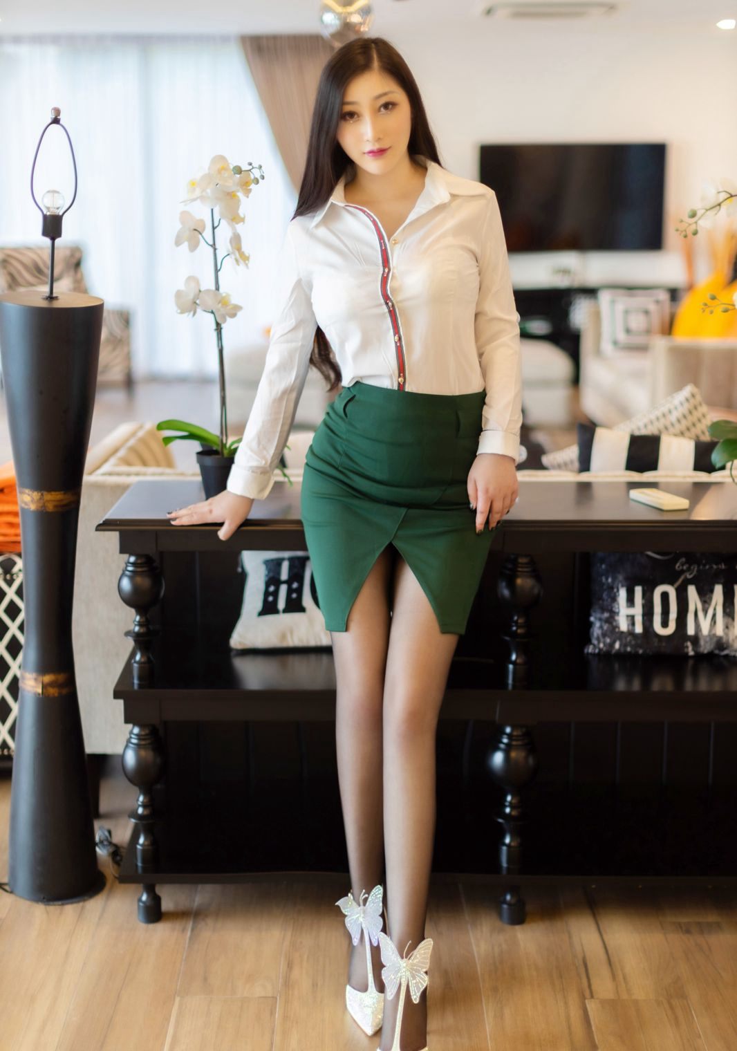 Model Daji: slim waist, plump buttocks, captivating, busty in black stockings, beautiful legs, high heels photoshoot.