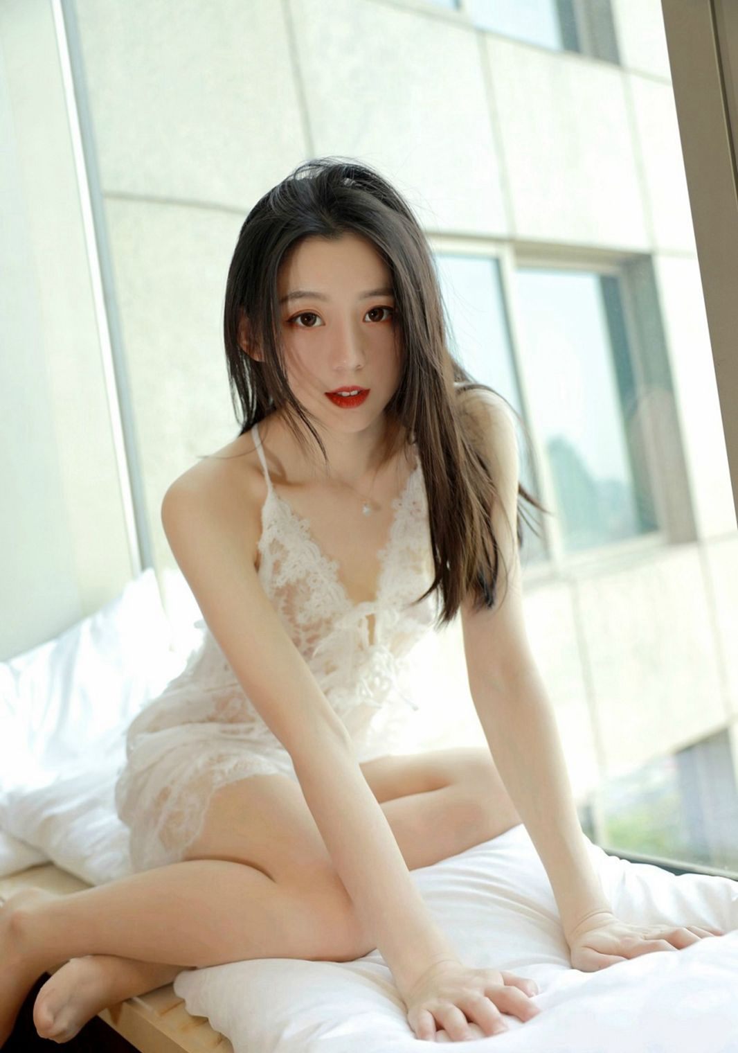 ヤン・モの完璧な清秀美女、超誘惑的美脚、肉色ストッキング、レースの情趣写真