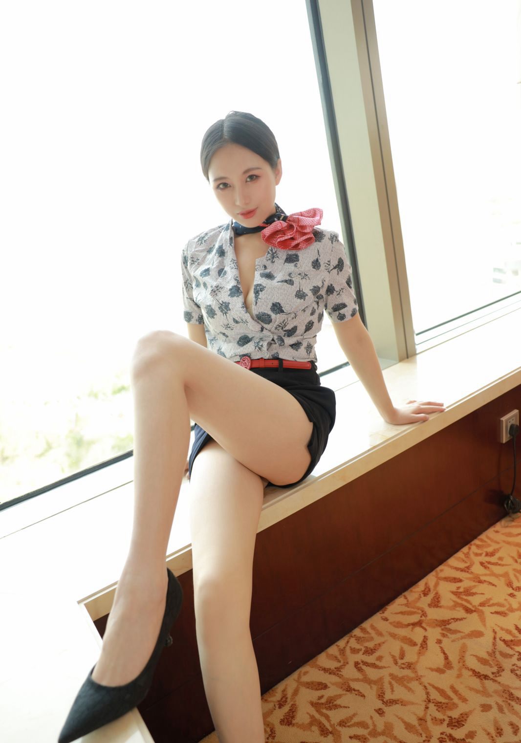 セクシーな制服を着た空姐の誘惑：月音瞳のストッキング、高跟靴、豊満な巨乳