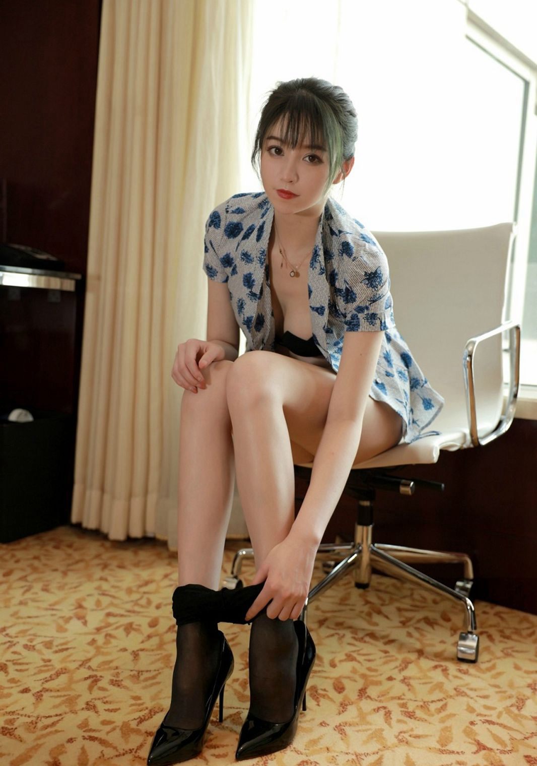 正在脫絲襪的黑絲美腿空姐制服絲襪空姐誘惑