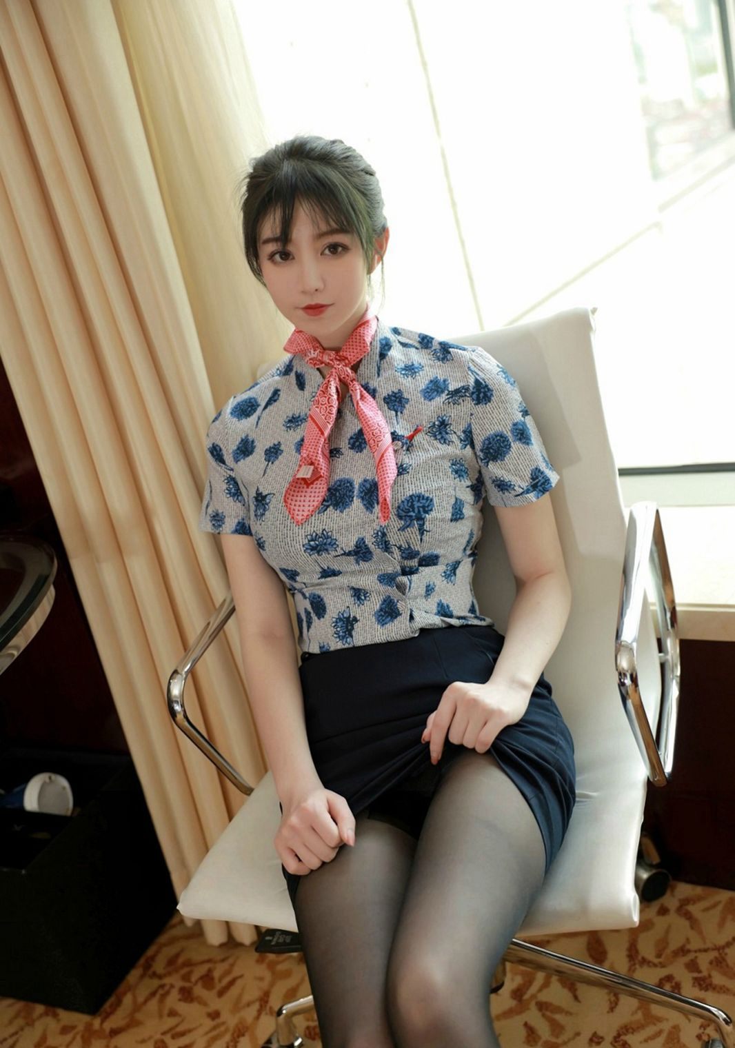 正在脫絲襪的黑絲美腿空姐制服絲襪空姐誘惑