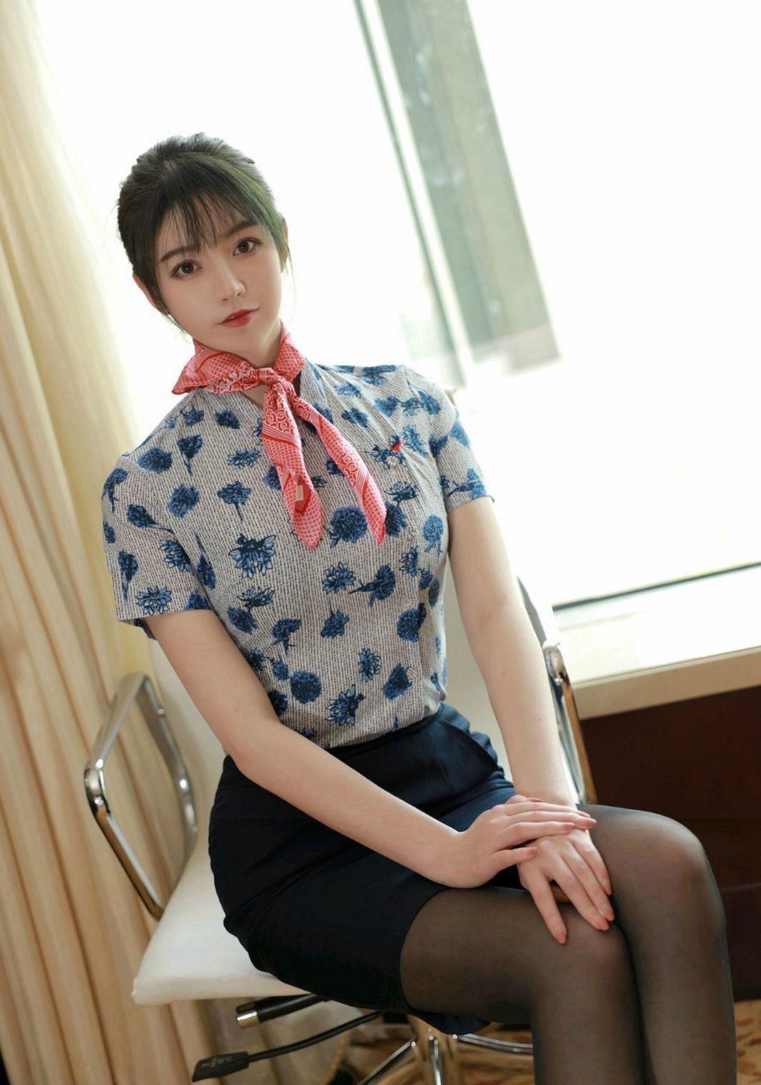 正在脫絲襪的黑絲美腿空姐制服絲襪空姐誘惑