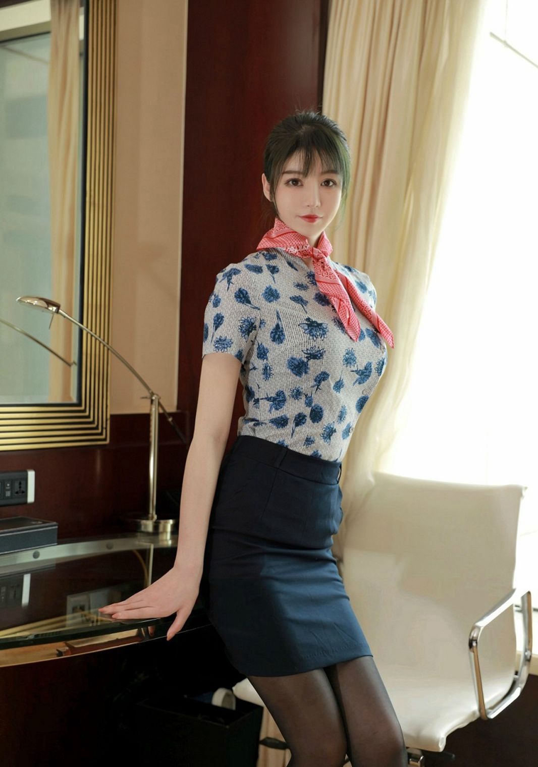 正在脫絲襪的黑絲美腿空姐制服絲襪空姐誘惑