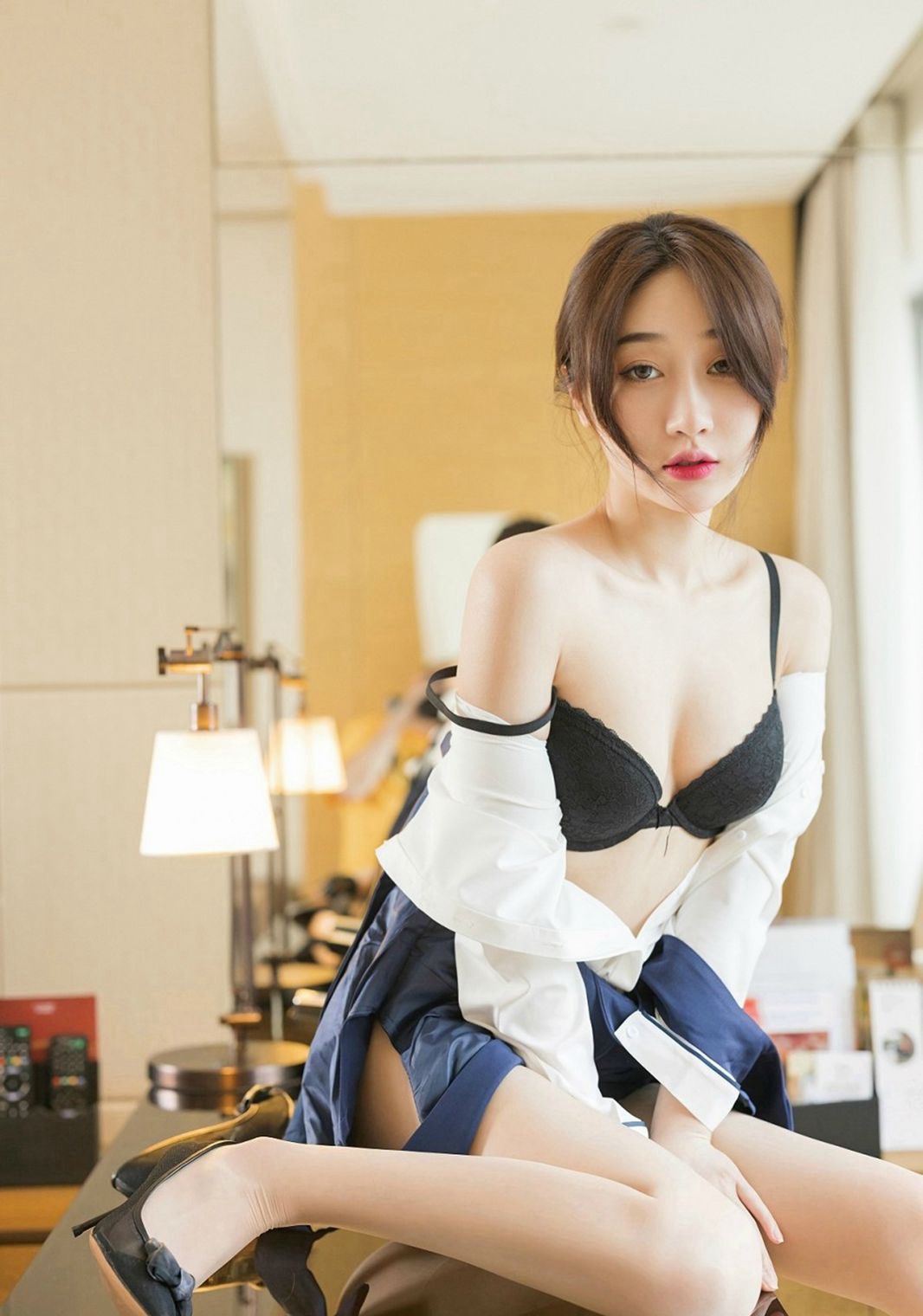 Cô gái sinh tháng Chín với tất lưới thịt, chân đẹp, đồng phục tiếp viên hàng không, chân đẹp, quần lót tam giác, giày cao gót, bộ ảnh.