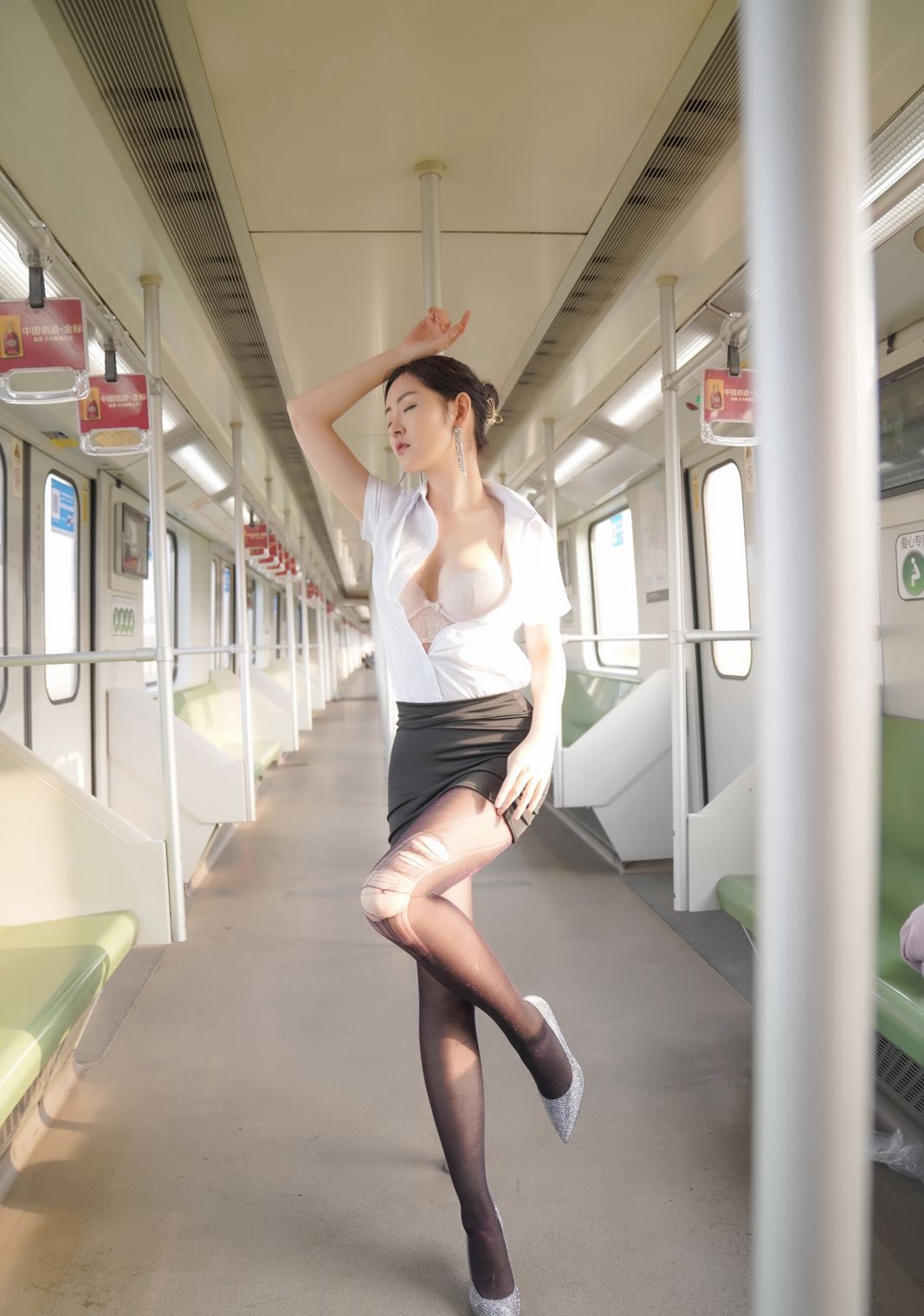 包臀裙黑丝袜美女地铁风骚姿势诱惑图片