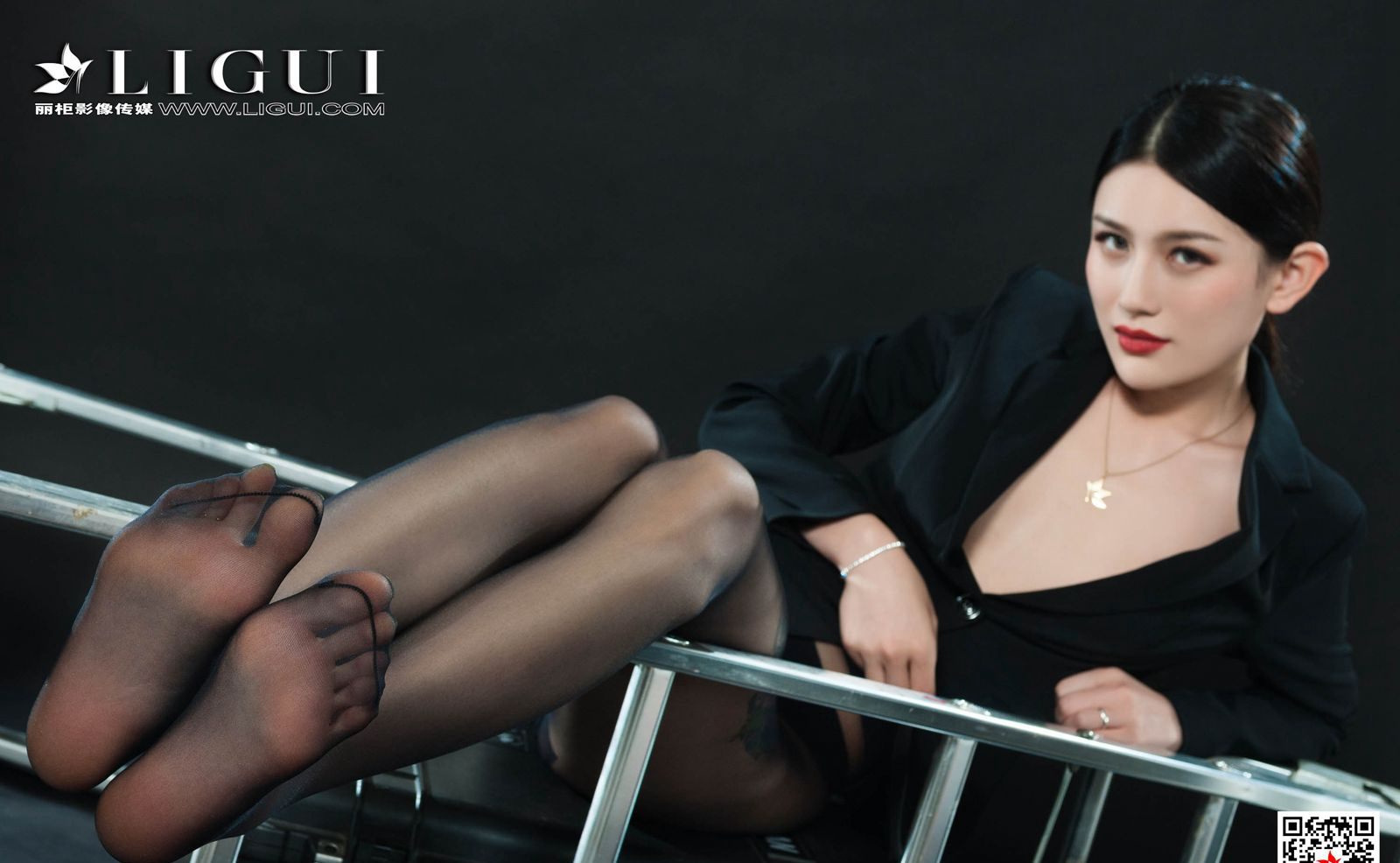 Ultimate Tattooed Beauty in Black Stockings: Seductive High Heels, Jade Feet, and Plump Beautiful Legs Photo Collection