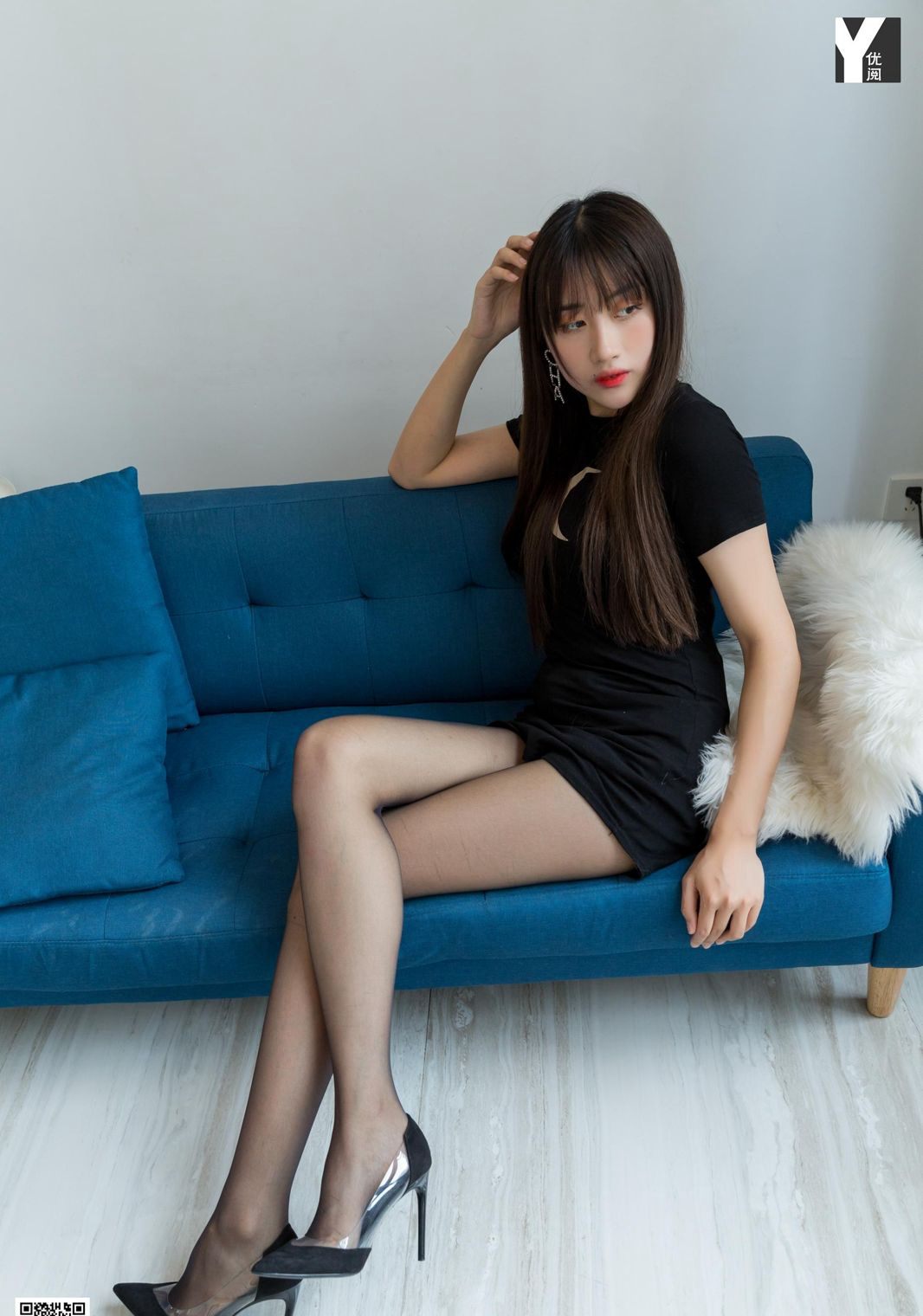 High-Definition Pictures of Uniform, Black Stockings, Sexy and Charming Jade Feet in High Heels Temptation