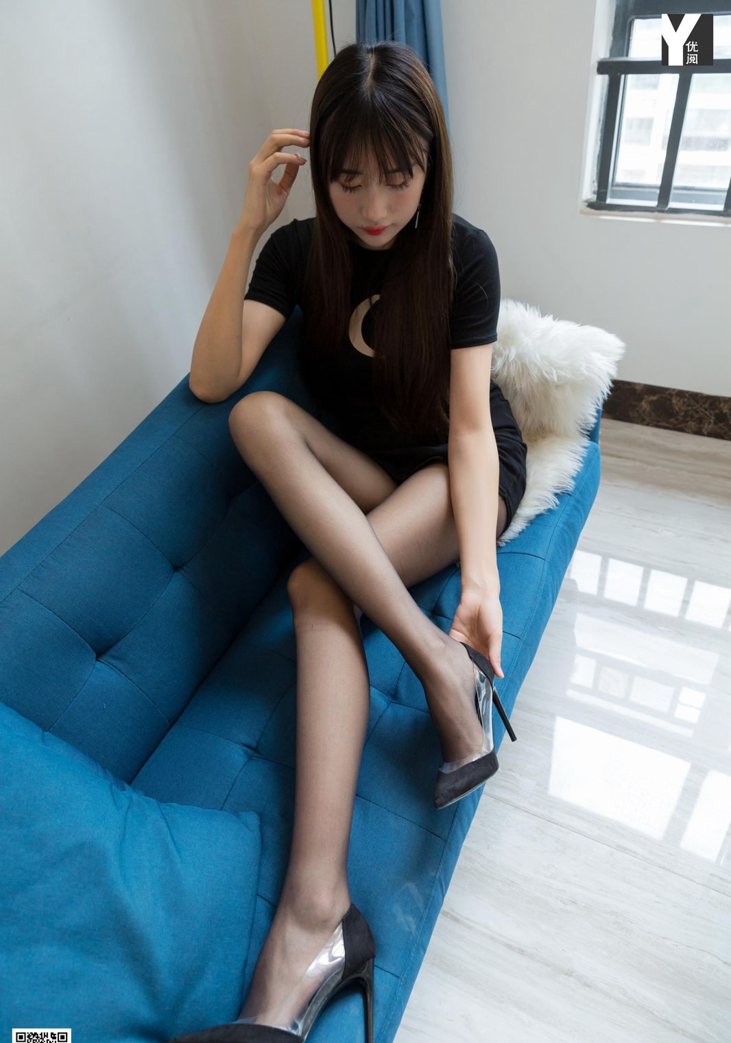 High-Definition Pictures of Uniform, Black Stockings, Sexy and Charming Jade Feet in High Heels Temptation