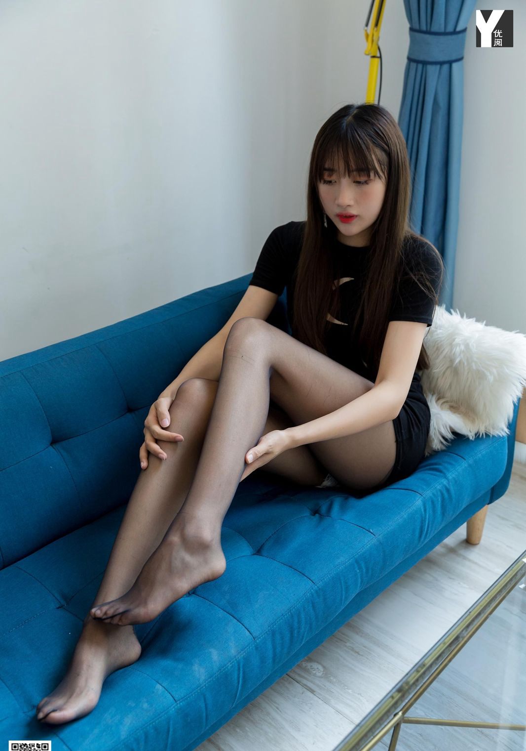 High-Definition Pictures of Uniform, Black Stockings, Sexy and Charming Jade Feet in High Heels Temptation