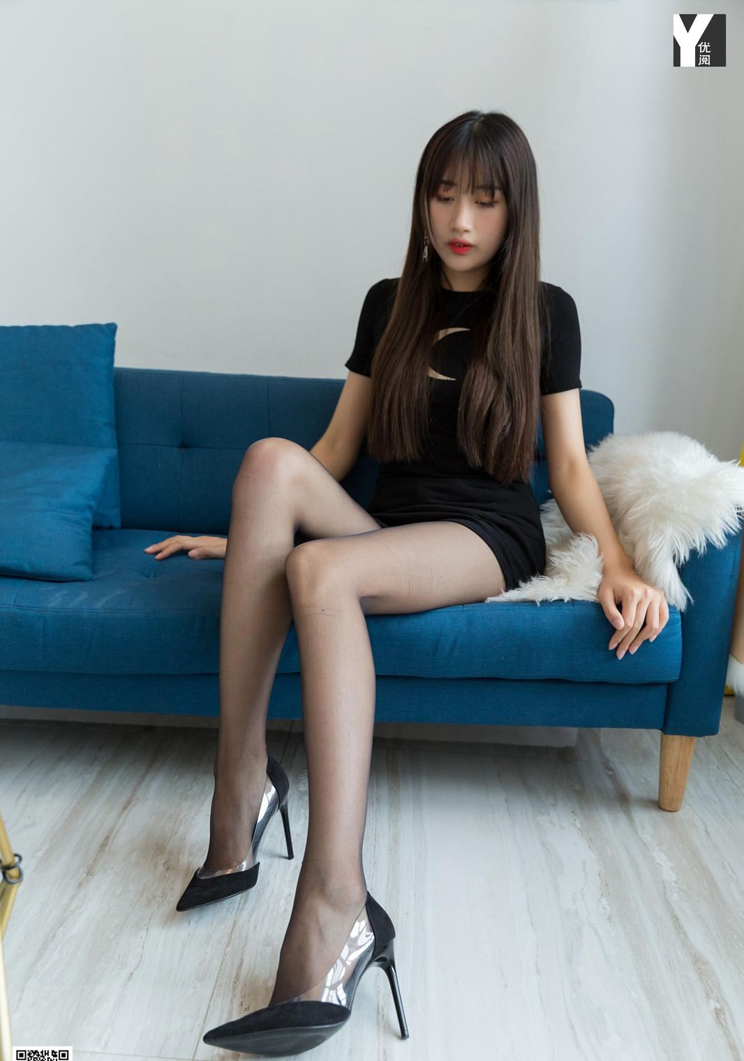 High-Definition Pictures of Uniform, Black Stockings, Sexy and Charming Jade Feet in High Heels Temptation