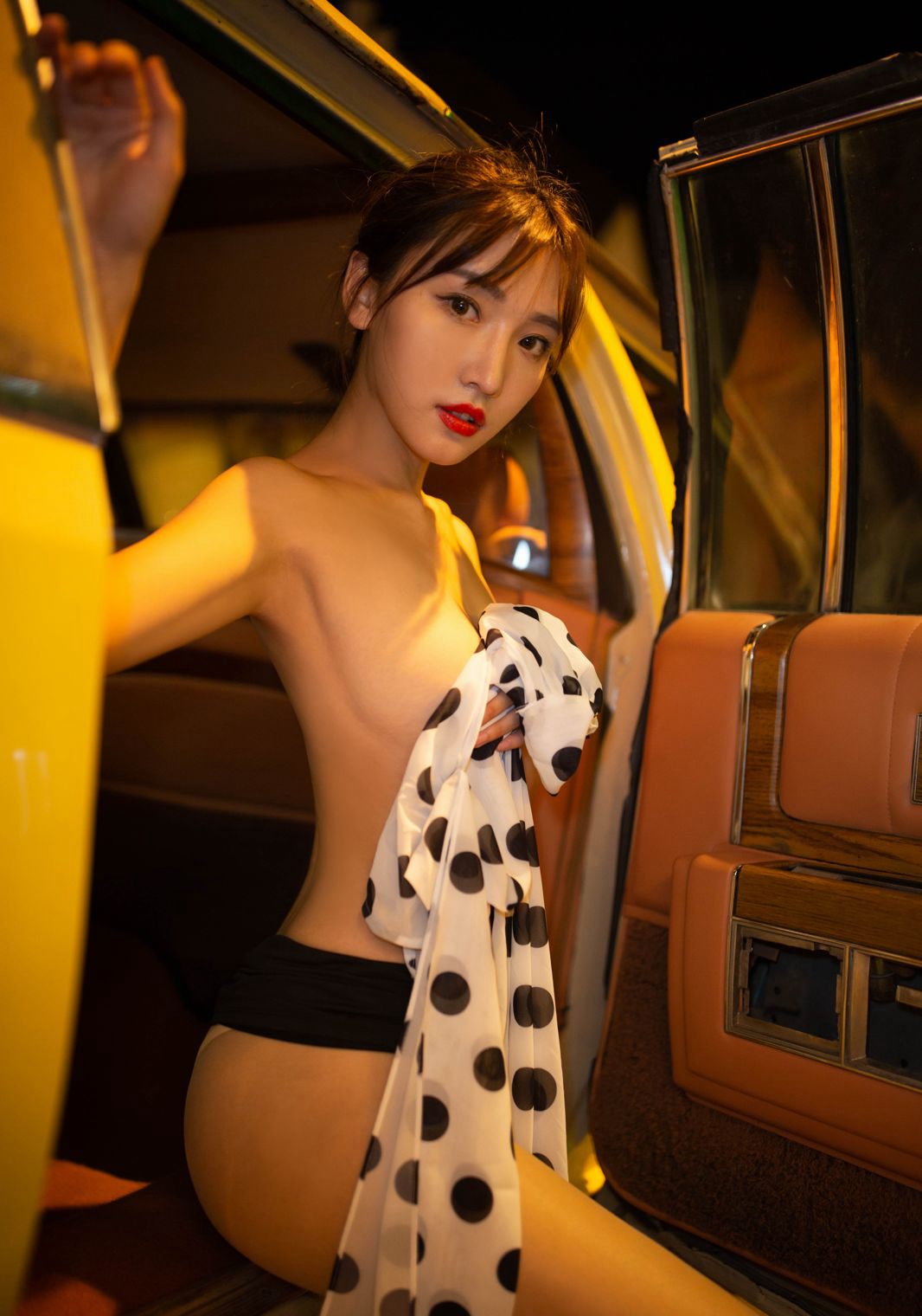 망사 스타킹 미녀 다리 차 안 요염 유혹 엉덩이 내밀기 HD 옥발 미녀 다리 사진집