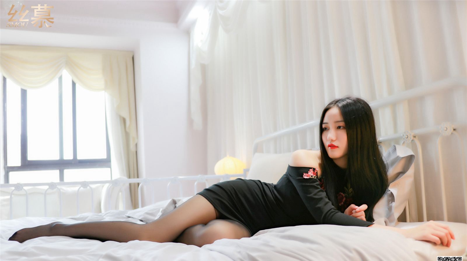 สาวหน้าตาสูงในถุงน่องดำที่มีขาสวย นางแบบร่างกายส่วนตัวชวนหลงใหลและกล้าหาญ