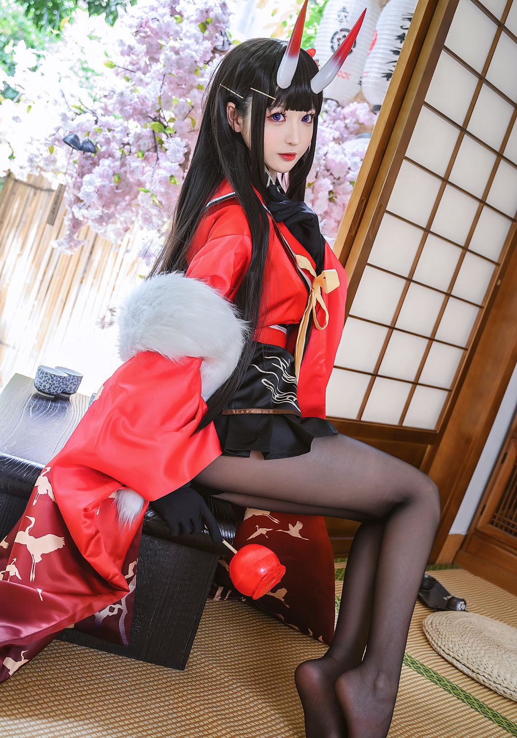 コスプレ福利：大スケールの黒ストッキング誘惑、セクシーな玉足