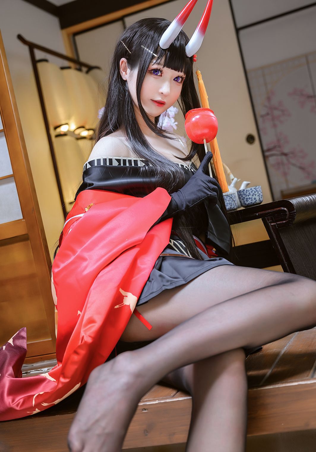 コスプレ福利：大スケールの黒ストッキング誘惑、セクシーな玉足