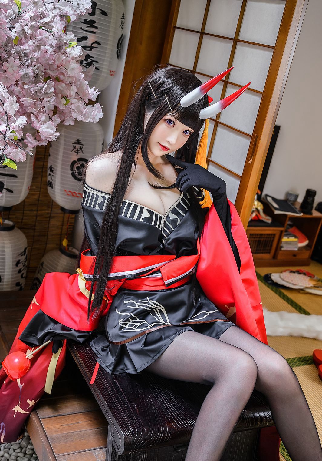 コスプレ福利：大スケールの黒ストッキング誘惑、セクシーな玉足