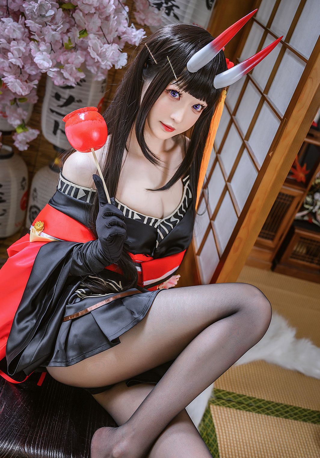 コスプレ福利：大スケールの黒ストッキング誘惑、セクシーな玉足