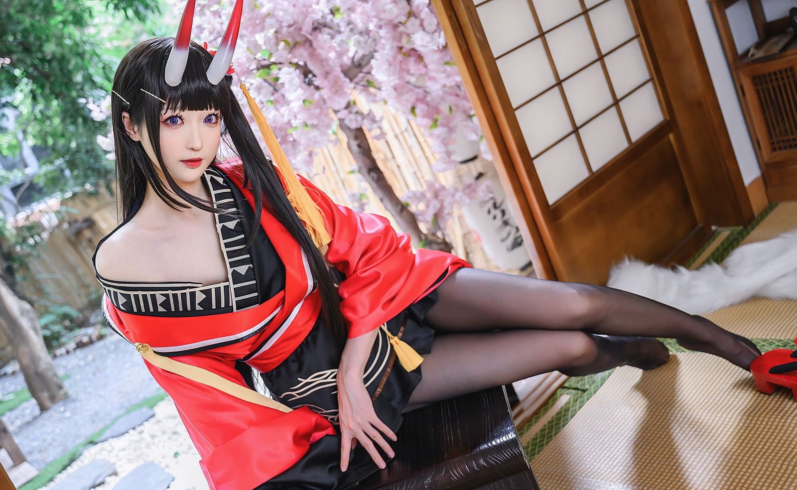 コスプレ福利：大スケールの黒ストッキング誘惑、セクシーな玉足