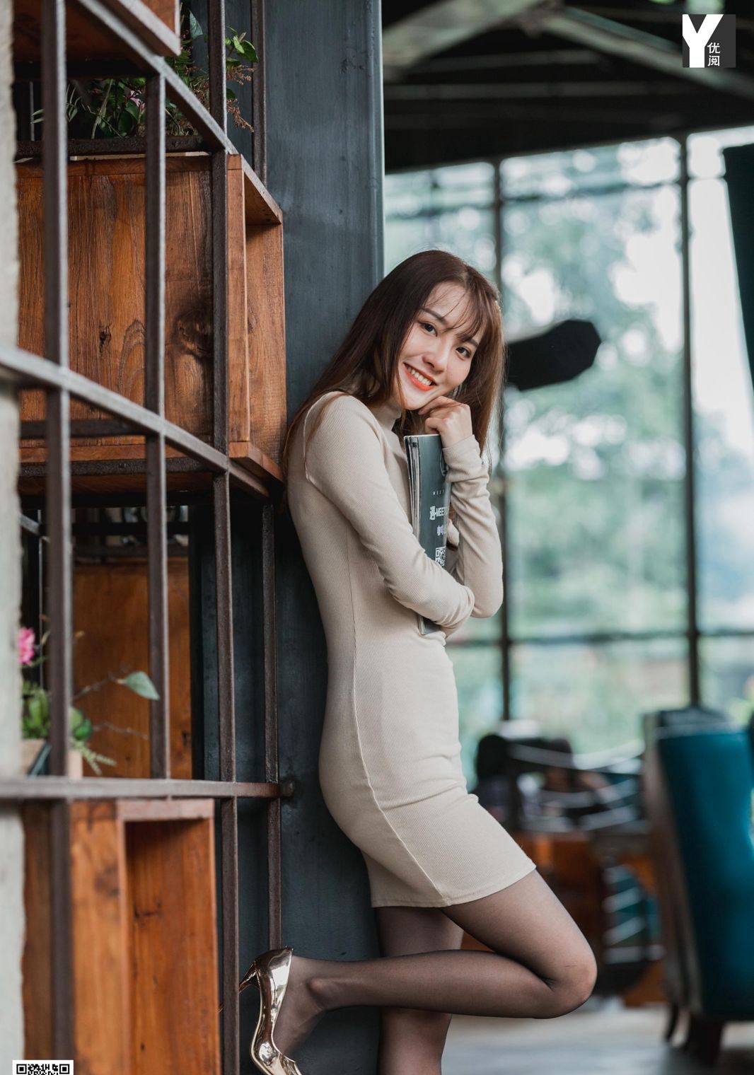 หวั่นปิง การล่อใจขั้นสุดยอด เซ็กซี่ ขาสวย ถุงน่องดำ รองเท้าส้นสูง การล่อใจ ก้นงอน ภาพถ่าย
