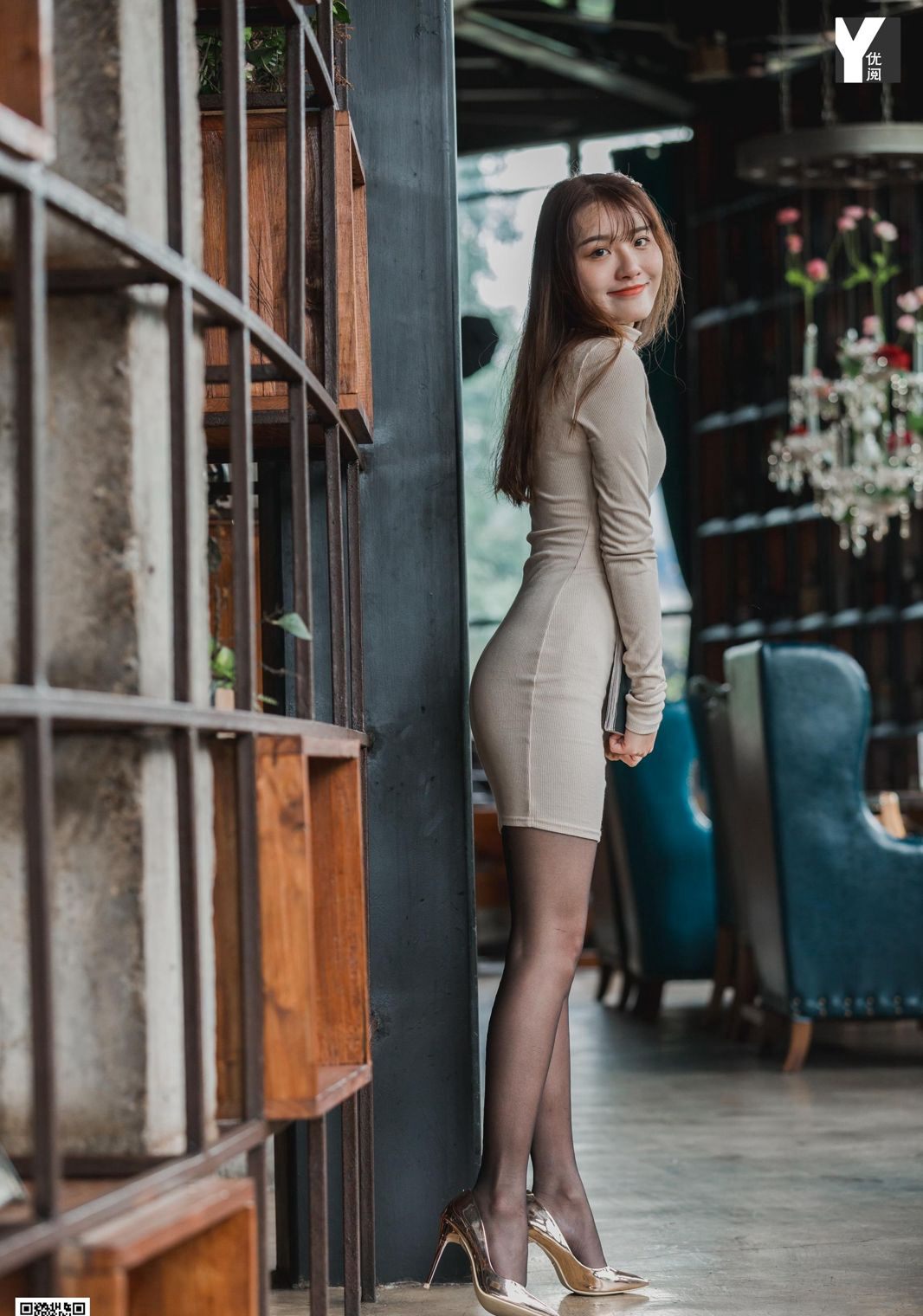 หวั่นปิง การล่อใจขั้นสุดยอด เซ็กซี่ ขาสวย ถุงน่องดำ รองเท้าส้นสูง การล่อใจ ก้นงอน ภาพถ่าย