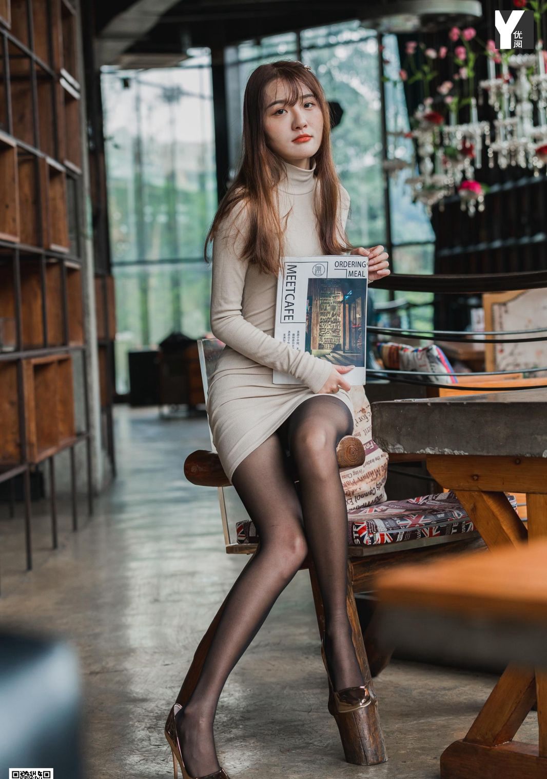 완핑의 극한 유혹, 섹시한 아름다운 다리, 블랙 스타킹, 하이힐, 유혹적인 오뚝한 엉덩이 사진
