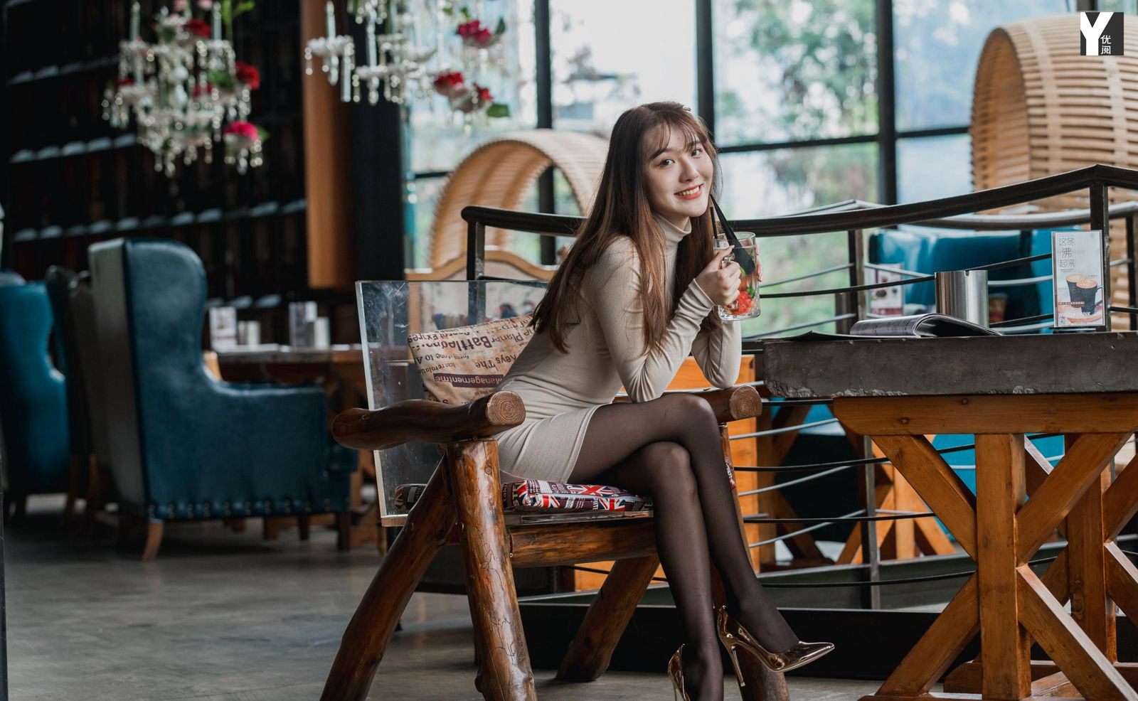 완핑의 극한 유혹, 섹시한 아름다운 다리, 블랙 스타킹, 하이힐, 유혹적인 오뚝한 엉덩이 사진