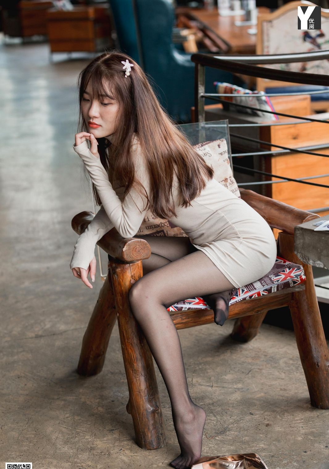 완핑의 극한 유혹, 섹시한 아름다운 다리, 블랙 스타킹, 하이힐, 유혹적인 오뚝한 엉덩이 사진