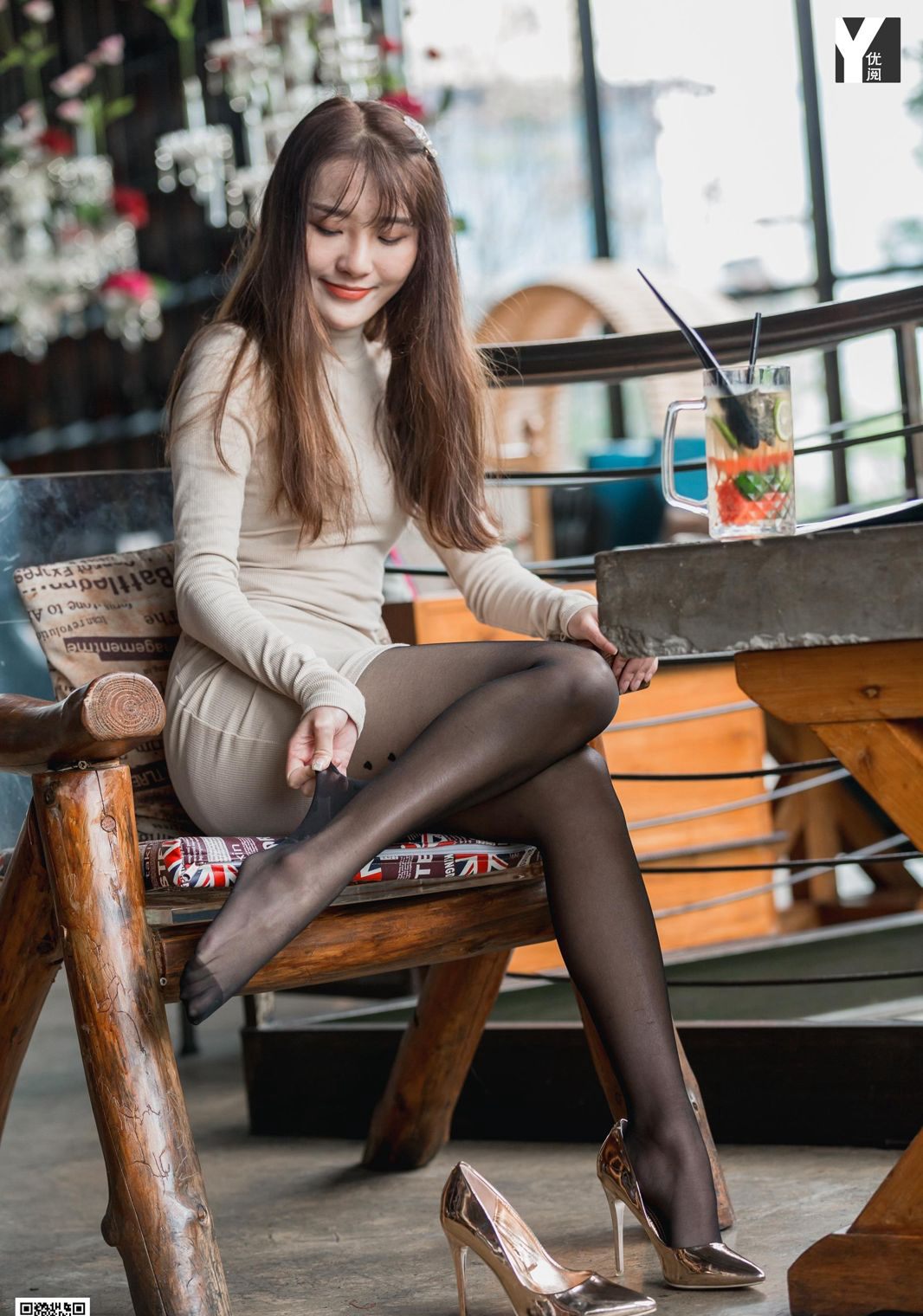ワンピンの究極誘惑：風流な美脚、黒ストッキング、高跟靴で魅せる誘惑的なぷりっとしたお尻の写真
