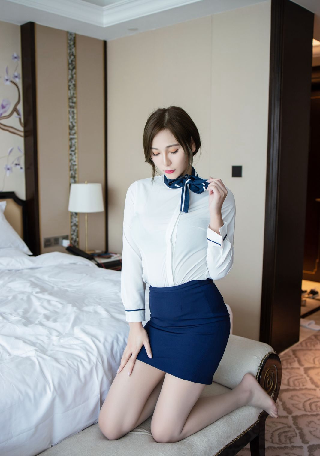 モデルのラヴィニアによるむっちり制服誘惑、色白の美脚とストッキング、2020最新写真