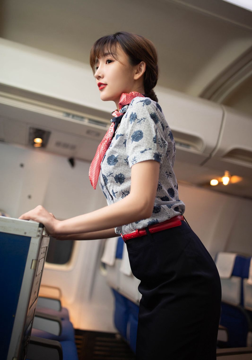 陸萱萱性感空姐制服黑絲美腿極品顏值風騷姿勢