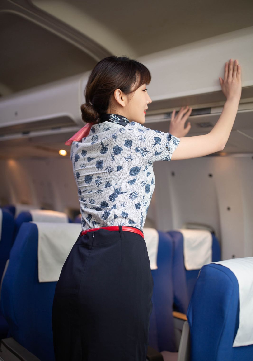 陸萱萱性感空姐制服黑絲美腿極品顏值風騷姿勢
