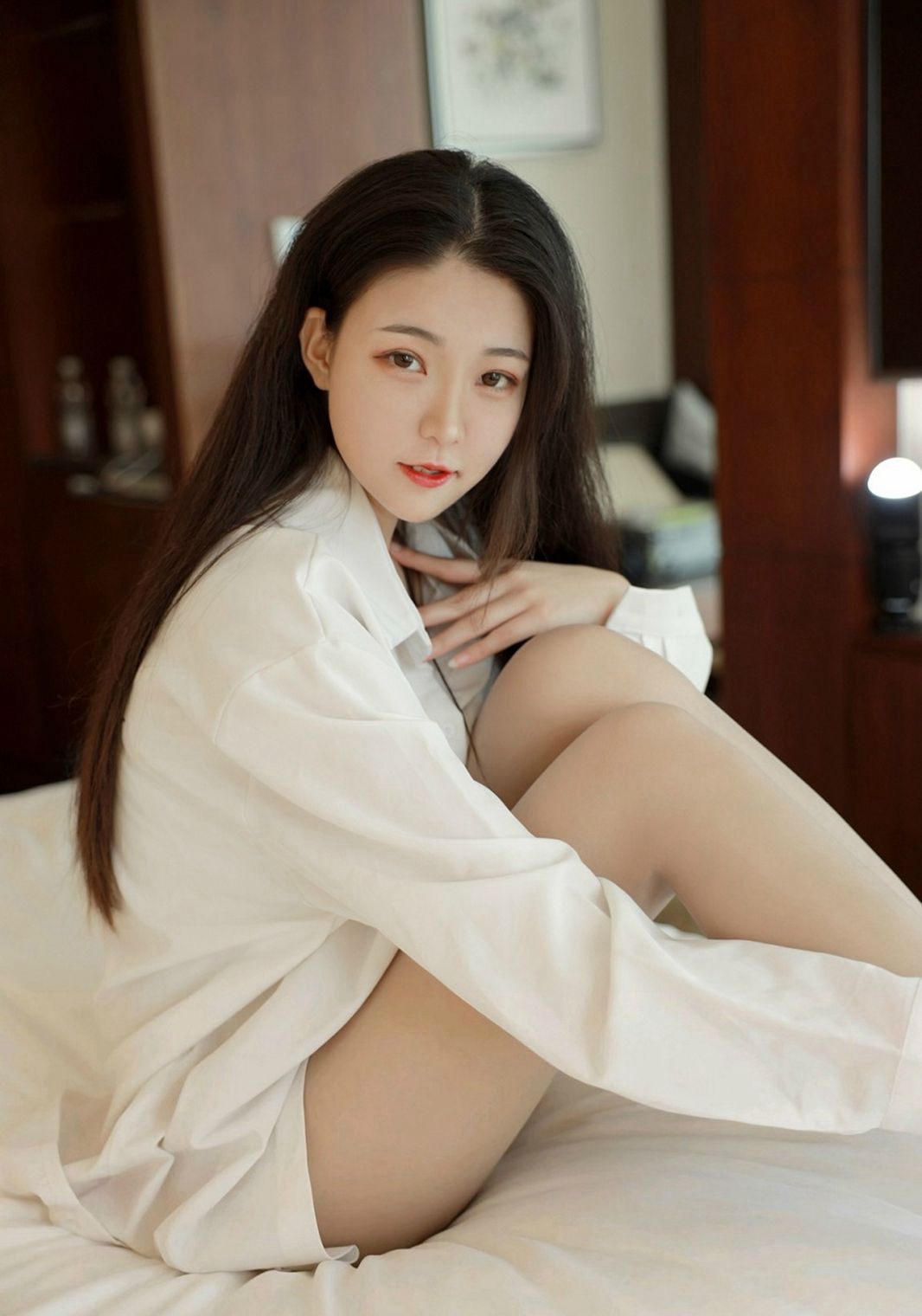 Laura Zhang Xiao Ni sexy pajamas premium flesh-colored stockings fair-skinned beautiful woman beautiful legs