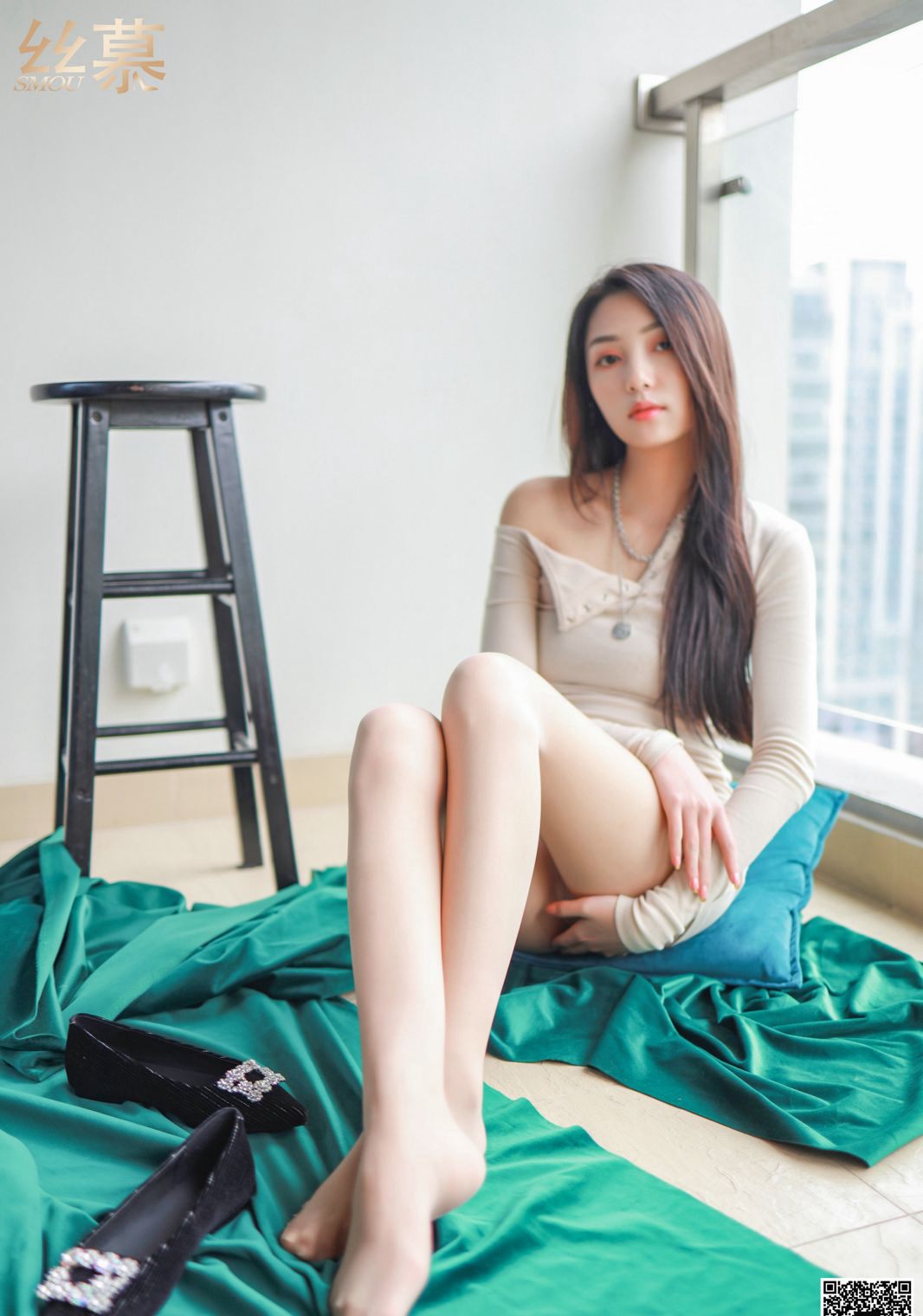 สาวสวยสมบูรณ์แบบหน้าตาสูง สวมถุงน่องสีเนื้อ ขาสวย เท้าสวยงาม ความละเอียดสูง ภาพส่วนตัว