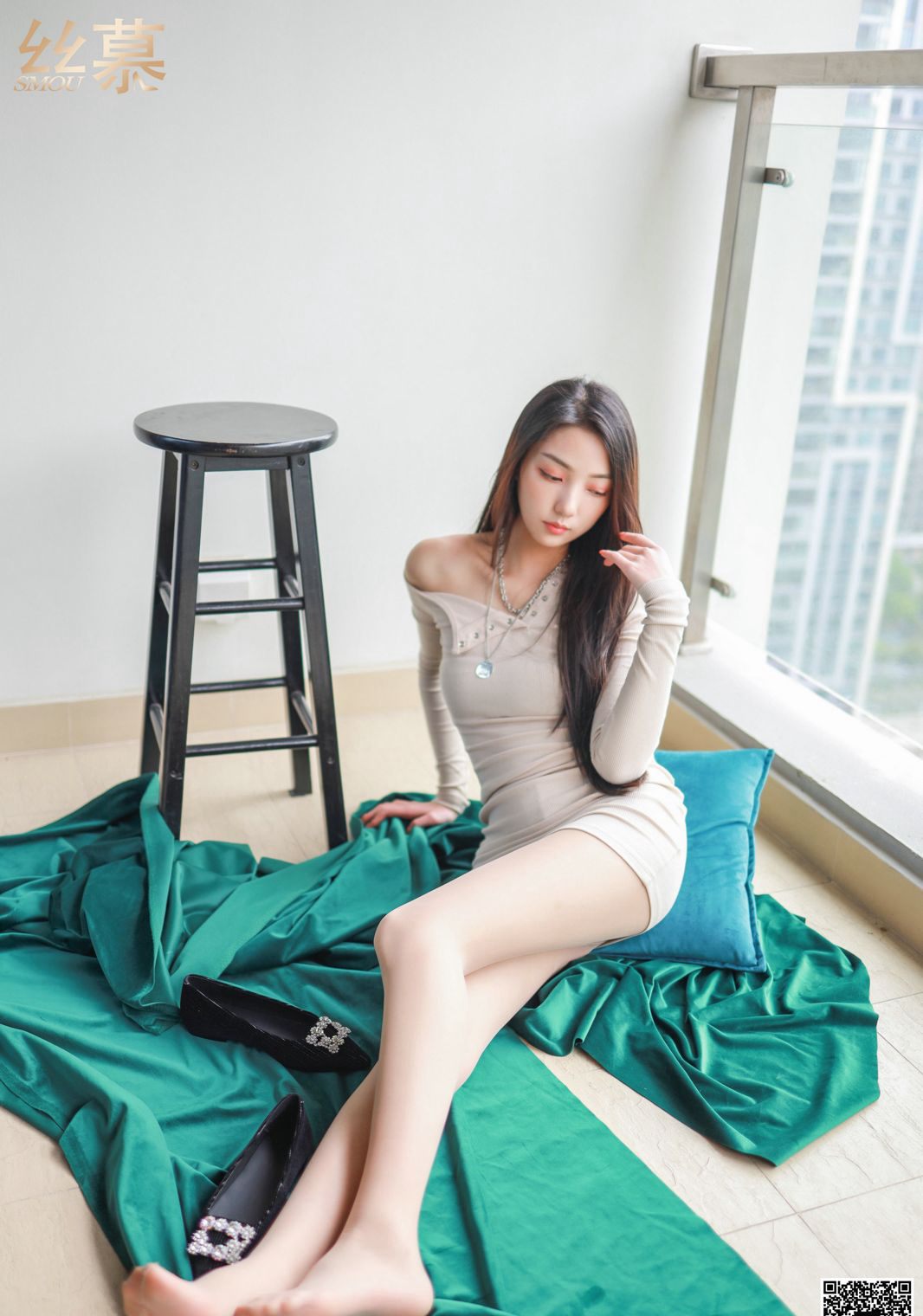 สาวสวยสมบูรณ์แบบหน้าตาสูง สวมถุงน่องสีเนื้อ ขาสวย เท้าสวยงาม ความละเอียดสูง ภาพส่วนตัว