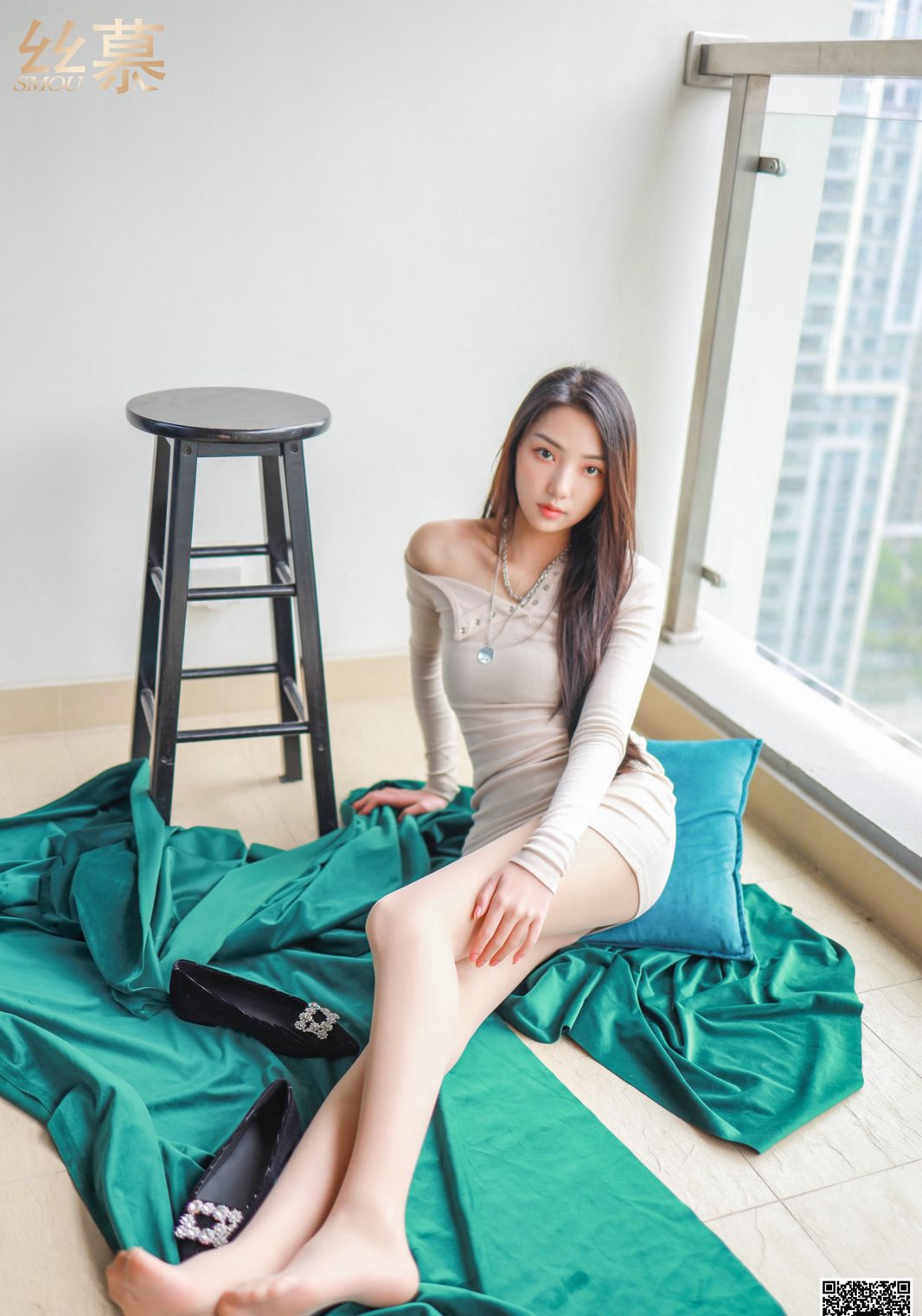 สาวสวยสมบูรณ์แบบหน้าตาสูง สวมถุงน่องสีเนื้อ ขาสวย เท้าสวยงาม ความละเอียดสูง ภาพส่วนตัว