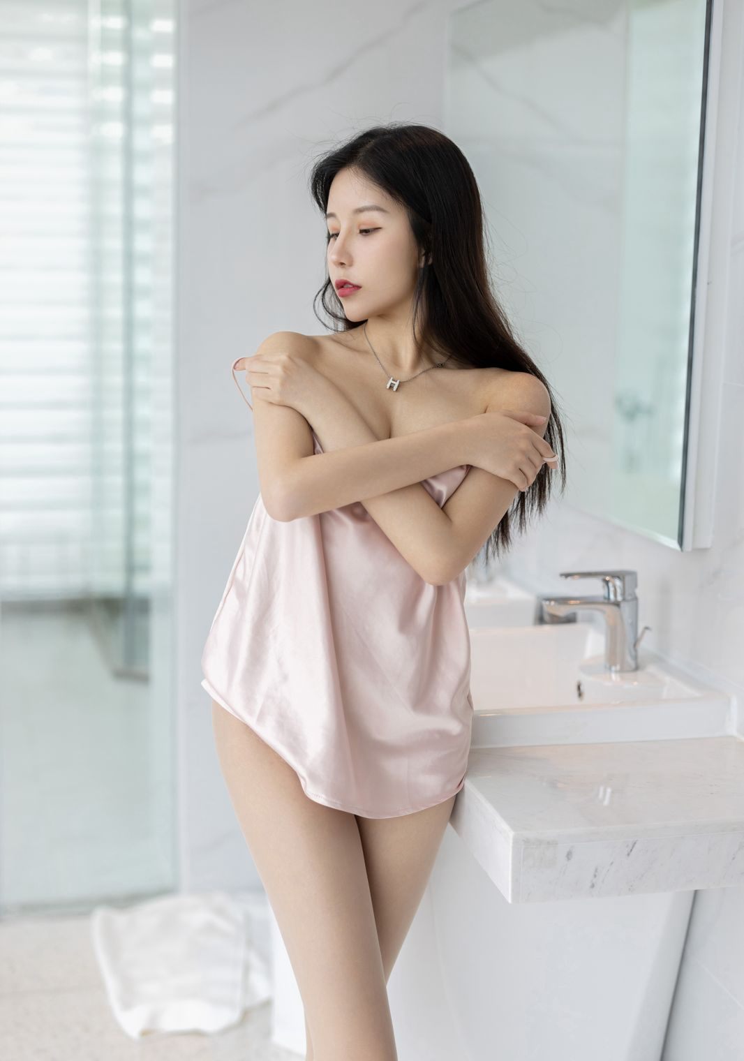 สาวเซ็กซี่ในกระโปรงสั้น ถุงน่องเนื้อ ขายาว ส้นสูง ชุดสายรัดชวนหลงใหล
