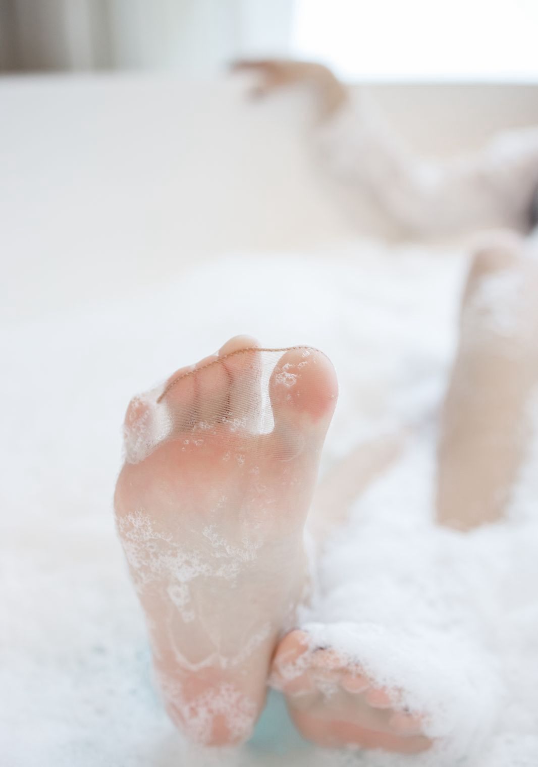 Yang Ziyan Cynthia Wet Body Bathroom Jade Feet Flesh-Colored Stockings See-Through Thin Gauze Sexy Lingerie