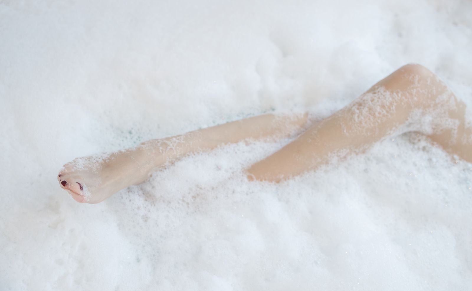 Yang Ziyan Cynthia Wet Body Bathroom Jade Feet Flesh-Colored Stockings See-Through Thin Gauze Sexy Lingerie